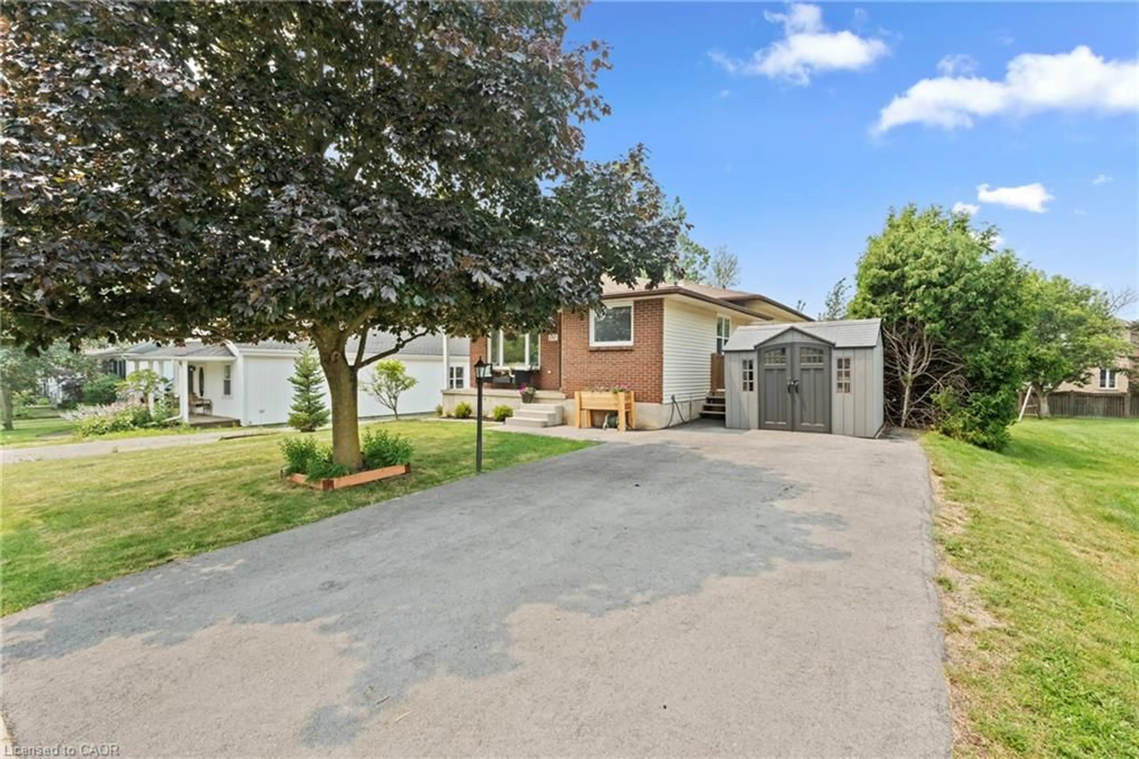 A pic from outside/outdoor area/front of a property/back of a property/a pic from drone, street for 187 Dufferin St, Smithville Ontario L0R 2A0
