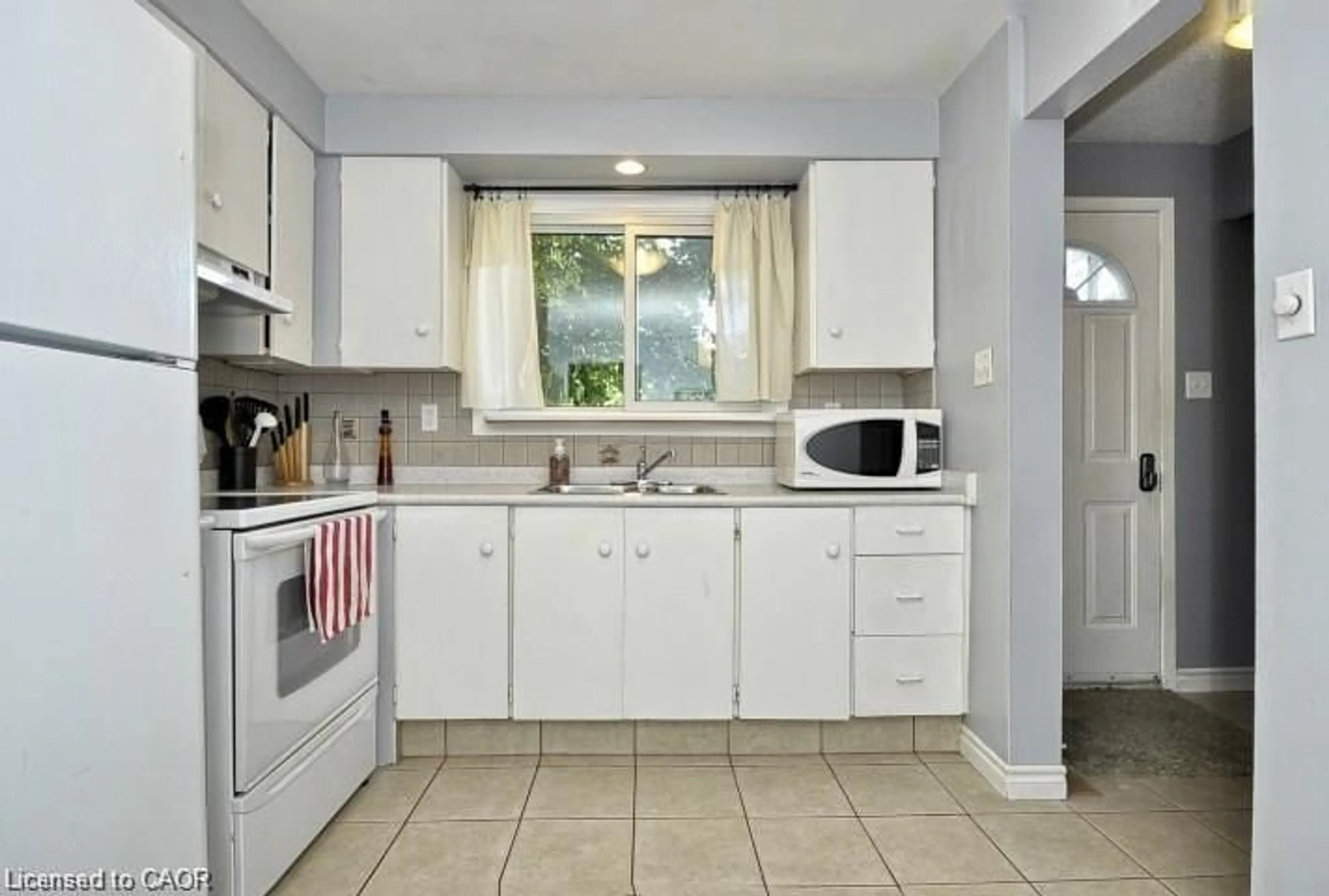 Standard kitchen, ceramic/tile floor for 165 Green Valley Dr #8, Kitchener Ontario N2P 1K3