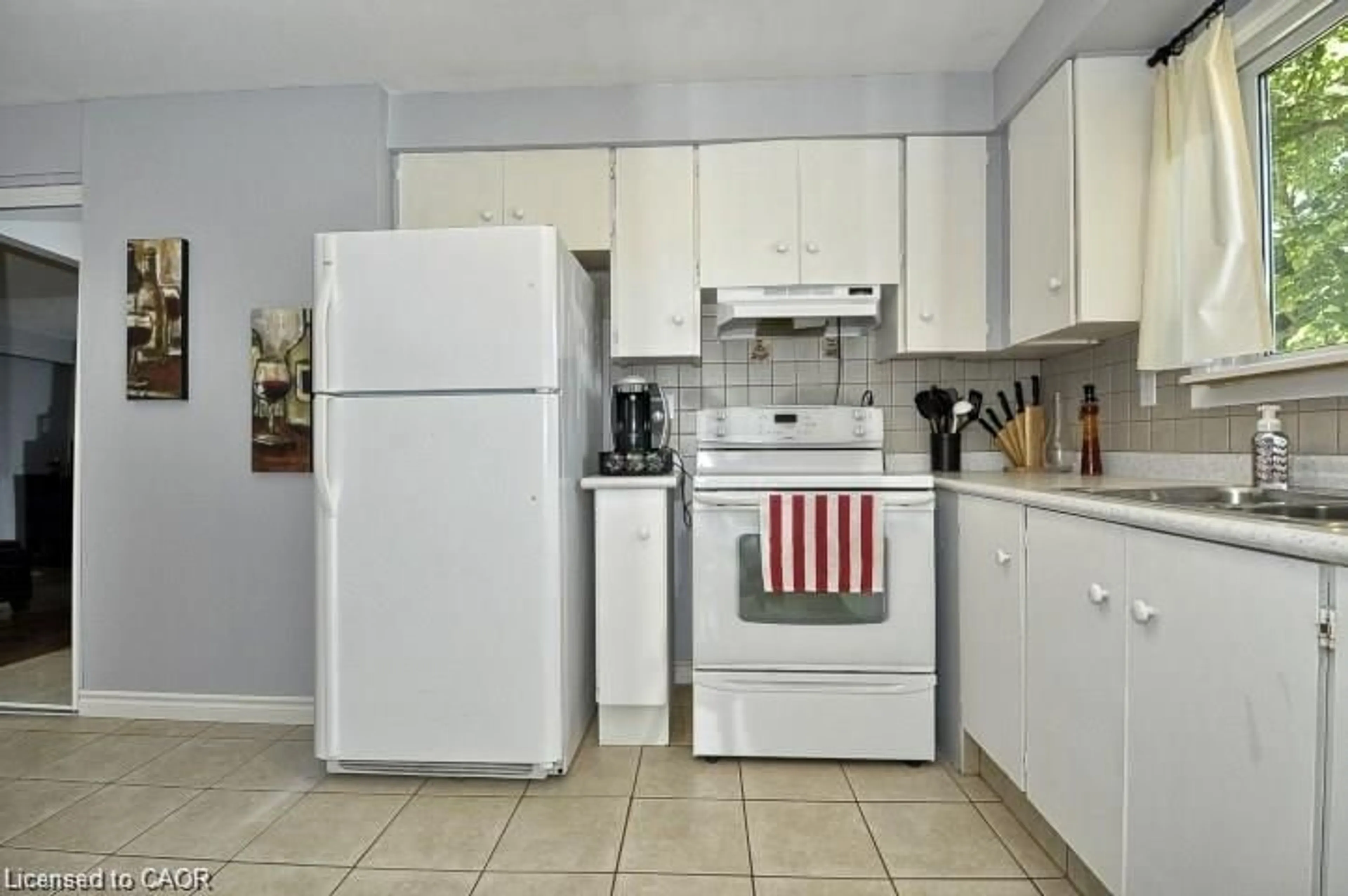 Standard kitchen, ceramic/tile floor for 165 Green Valley Dr #8, Kitchener Ontario N2P 1K3