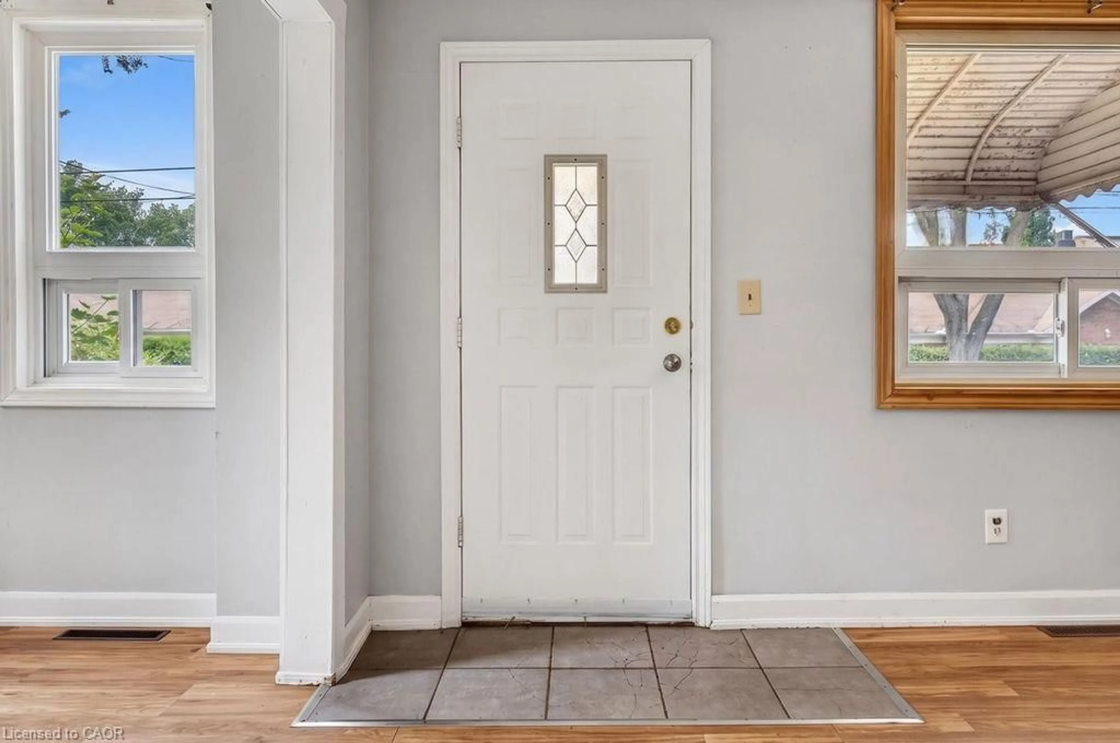 Indoor entryway for 30 Northhaven Rd, Welland Ontario L3C 1X1