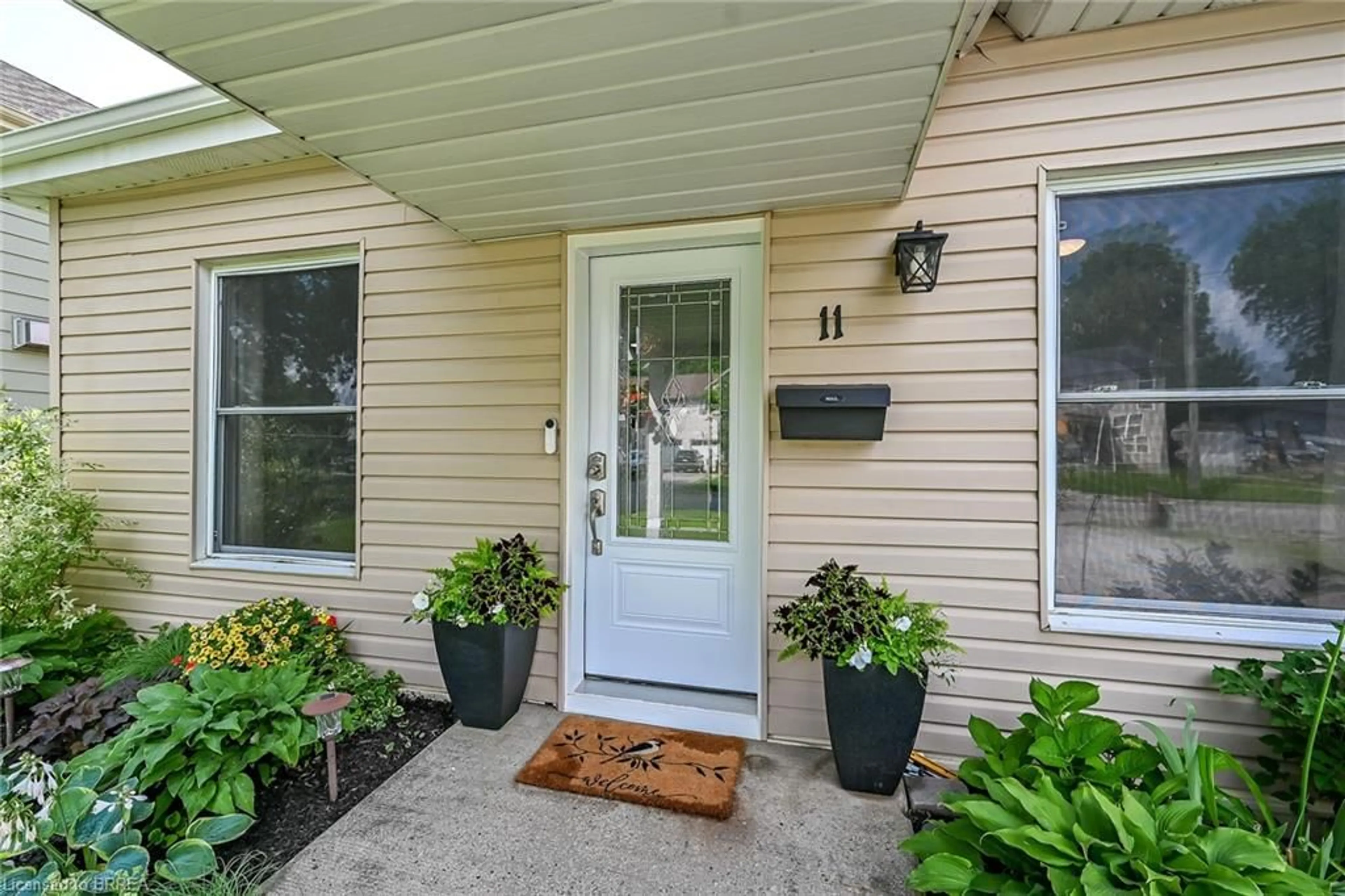 Indoor entryway for 11 Stirton Ave, Brantford Ontario N3T 1E2