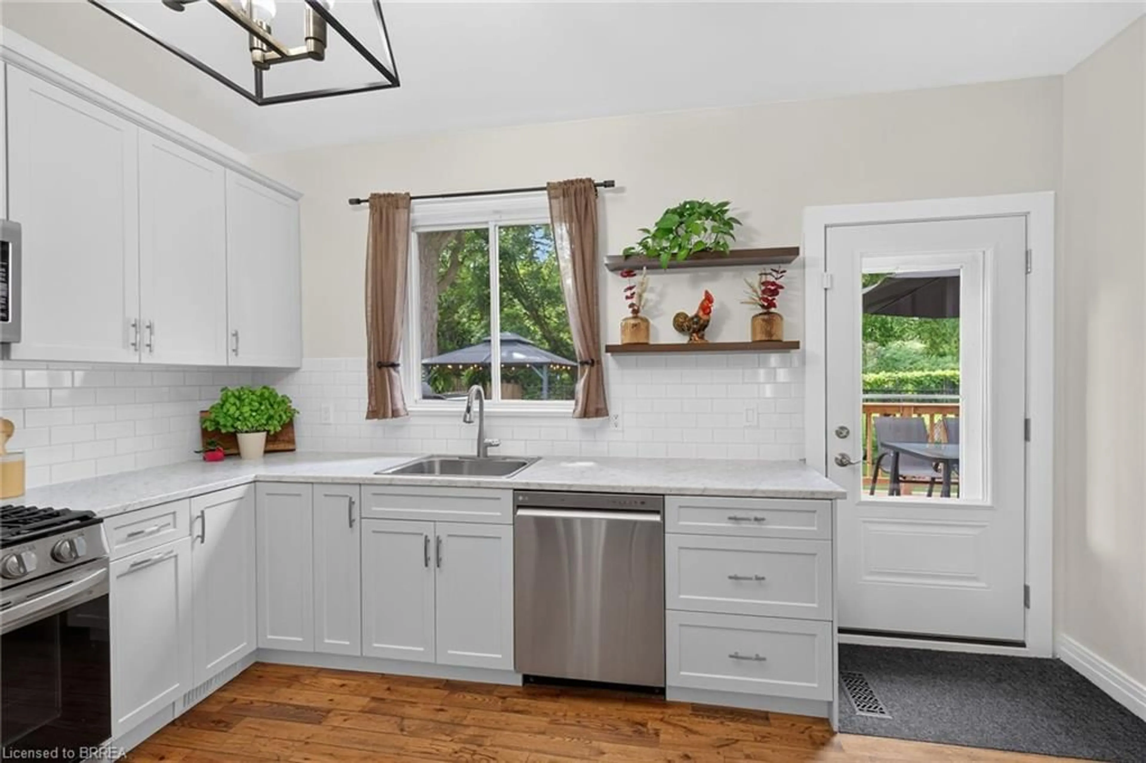 Open concept kitchen, ceramic/tile floor for 11 Stirton Ave, Brantford Ontario N3T 1E2