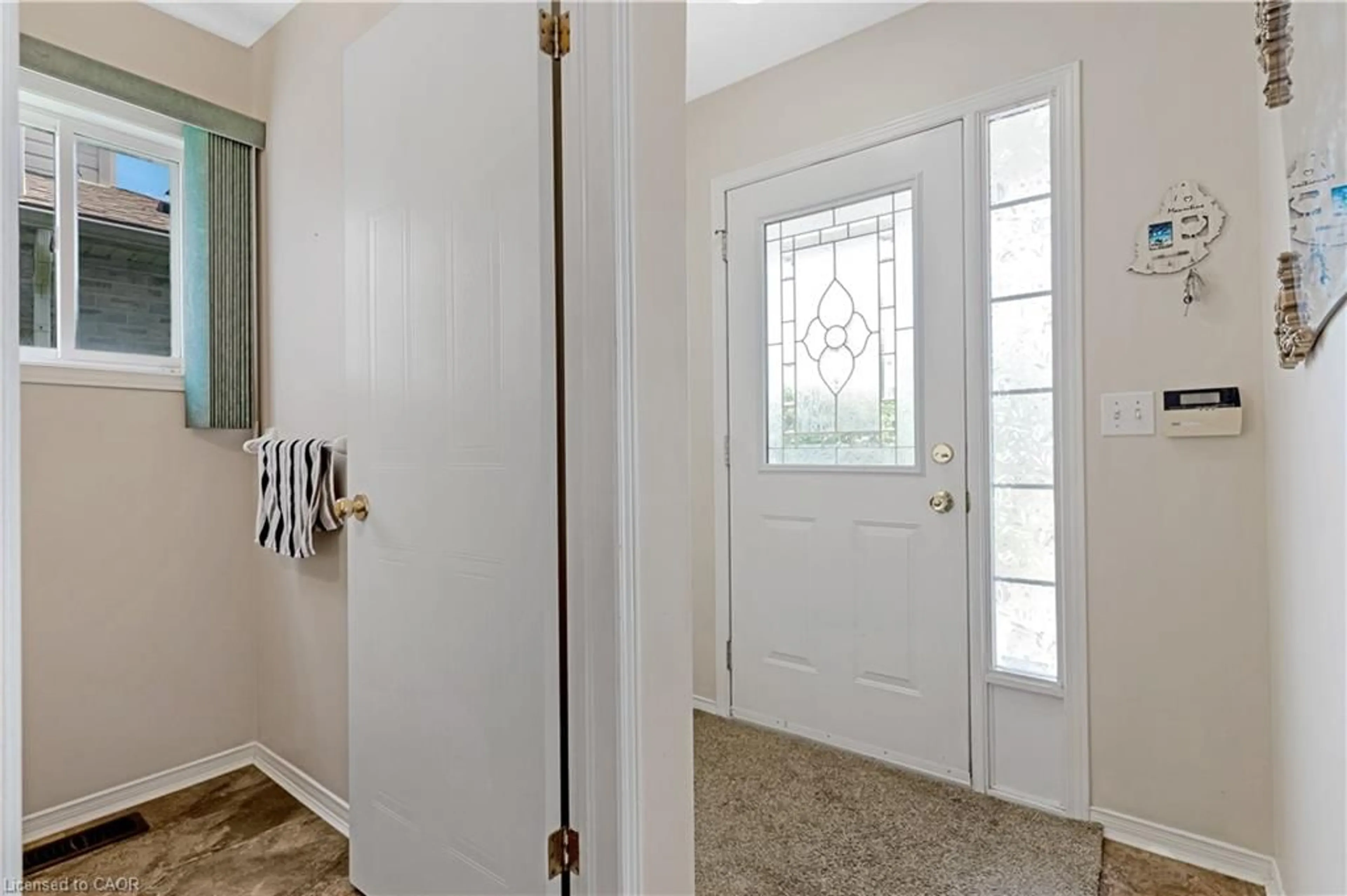 Indoor entryway for 102 Chateau Cres, Cambridge Ontario N3H 5S3