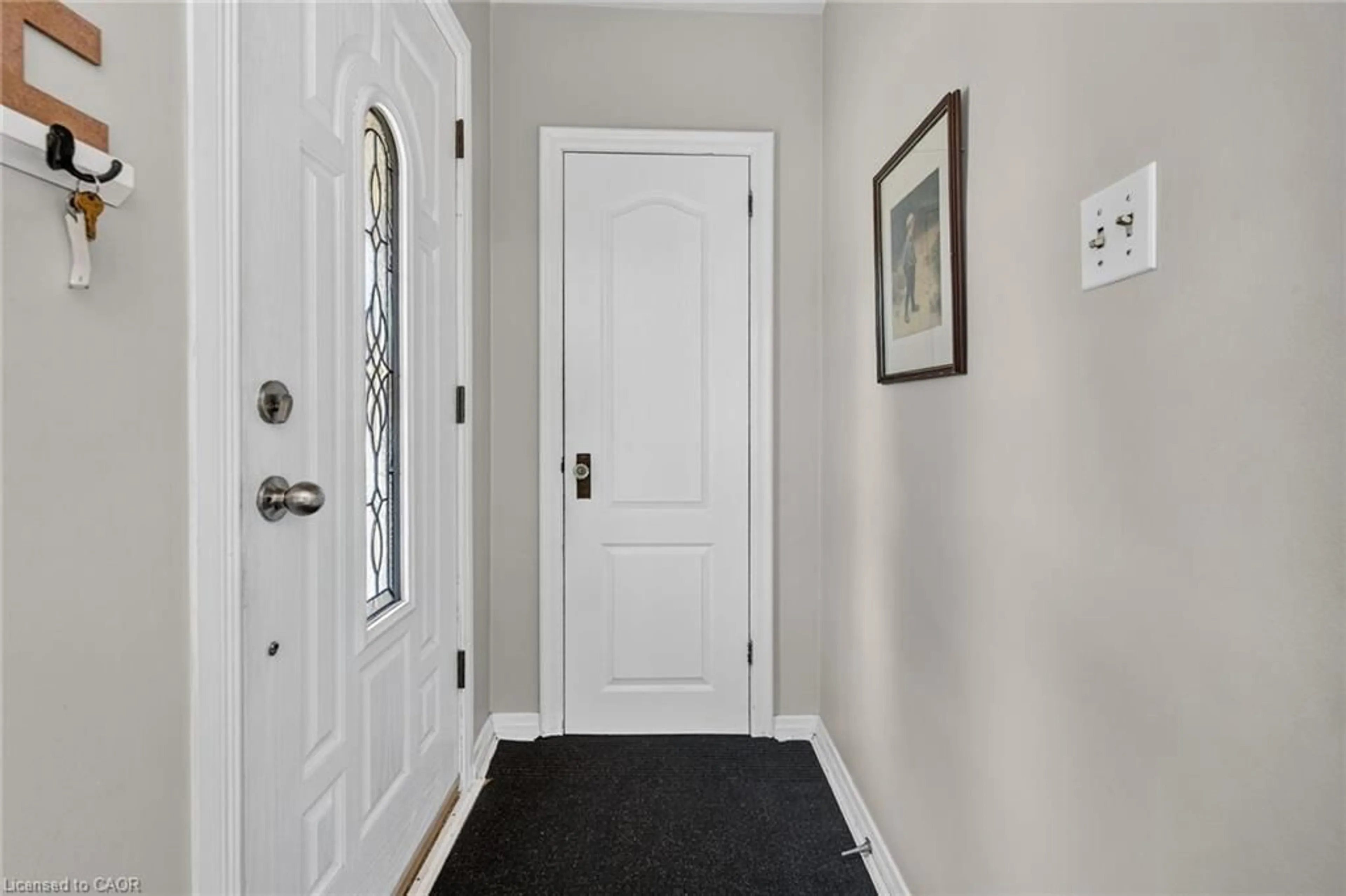 Indoor entryway for 206 East 13th St, Hamilton Ontario L9A 3Z7
