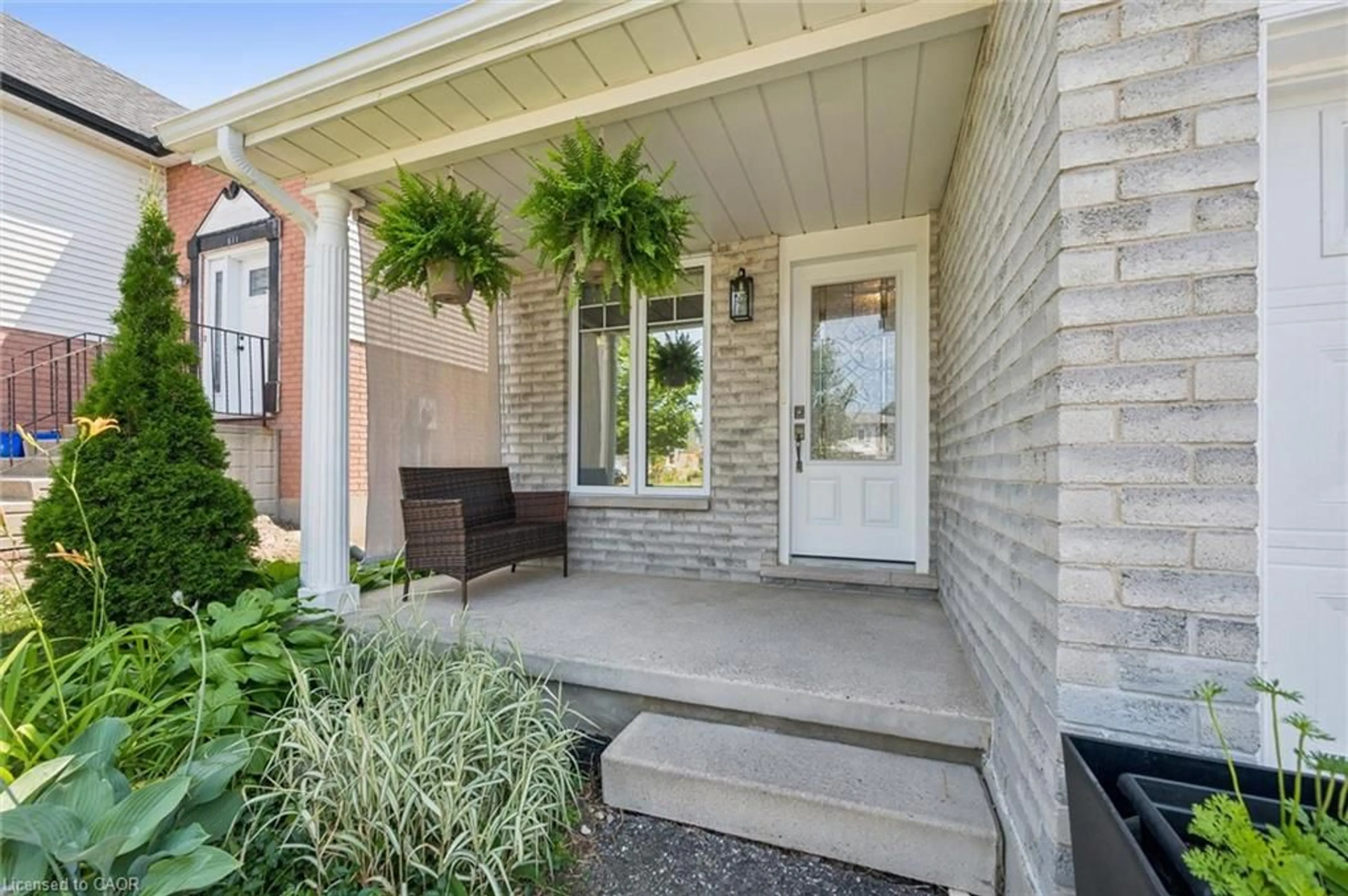 Indoor entryway for 515 Old Orchard Pl, Waterloo Ontario N2T 1W1
