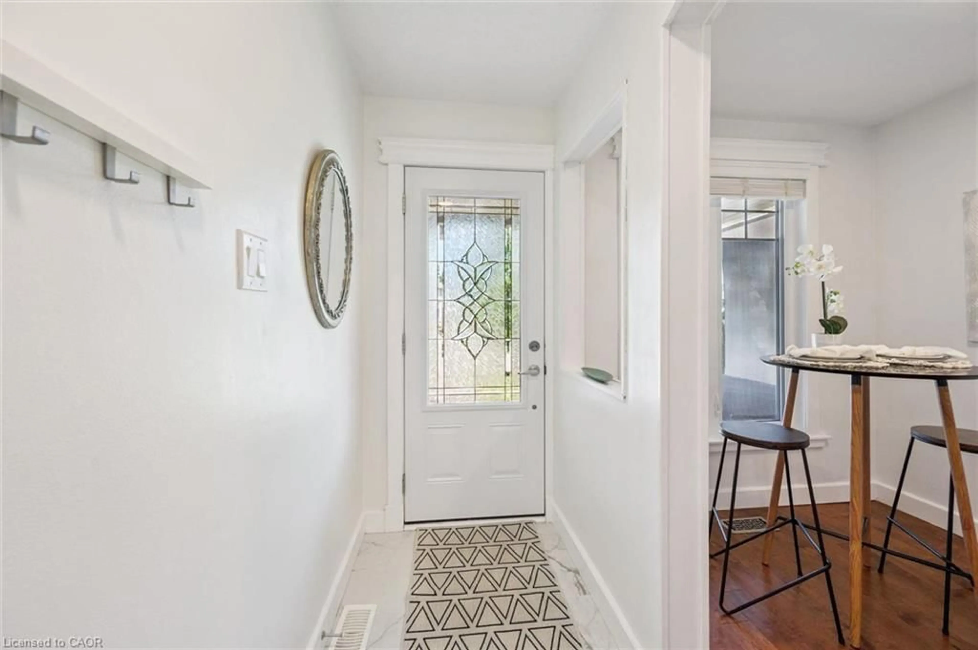 Indoor entryway for 515 Old Orchard Pl, Waterloo Ontario N2T 1W1