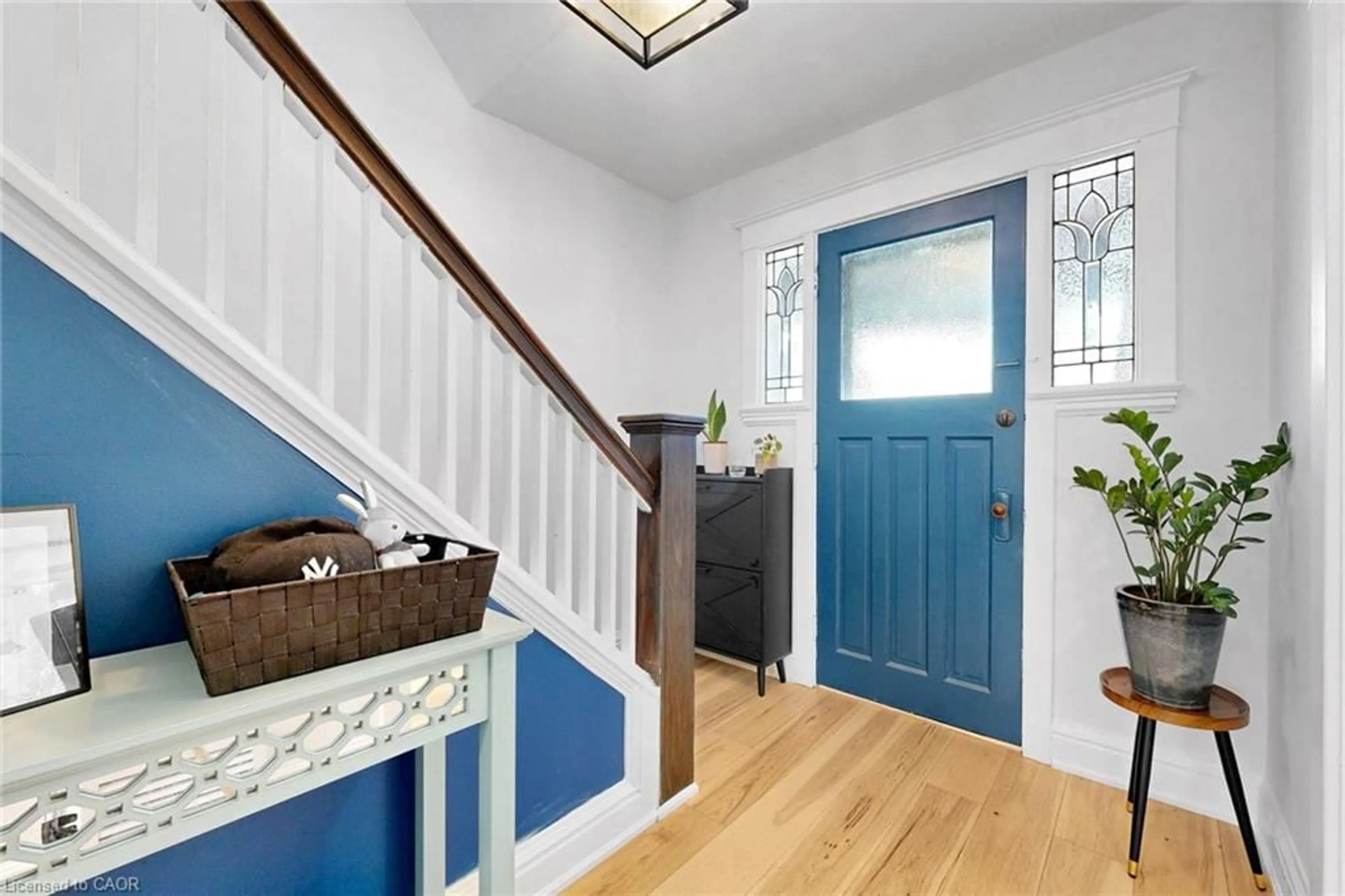 Indoor entryway for 976 Lasalle Park Dr, Burlington Ontario L7T 1N2