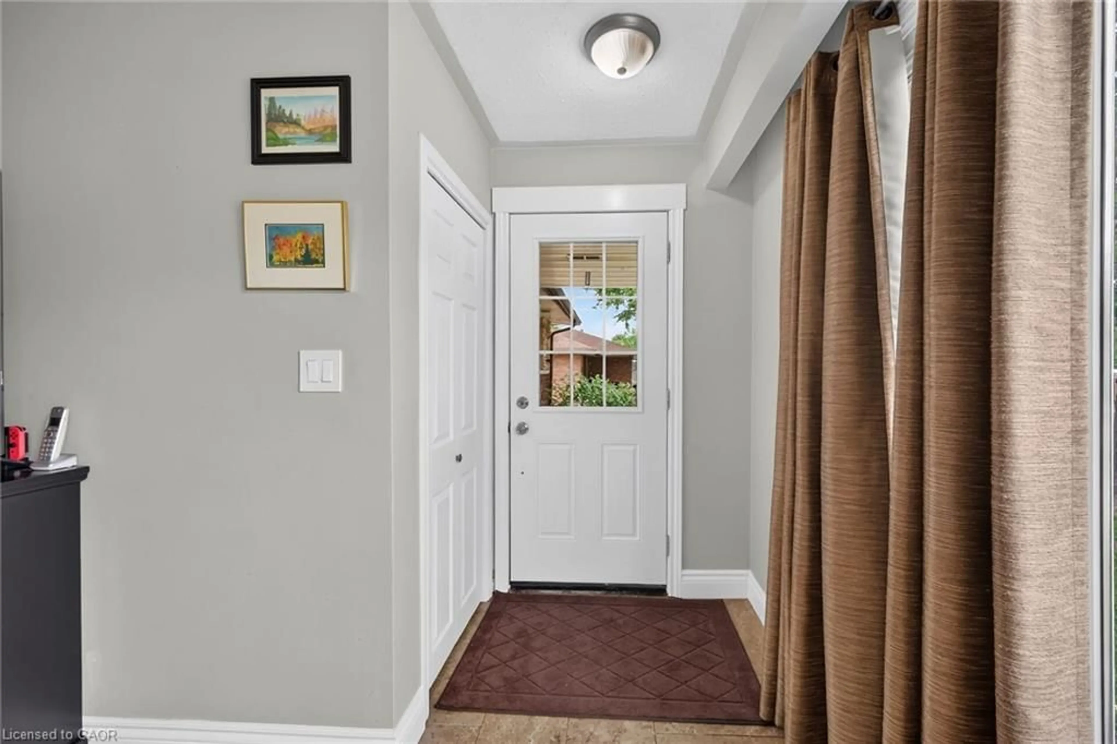 Indoor entryway for 251 Mackenzie Cres, Caledonia Ontario N3W 1A7