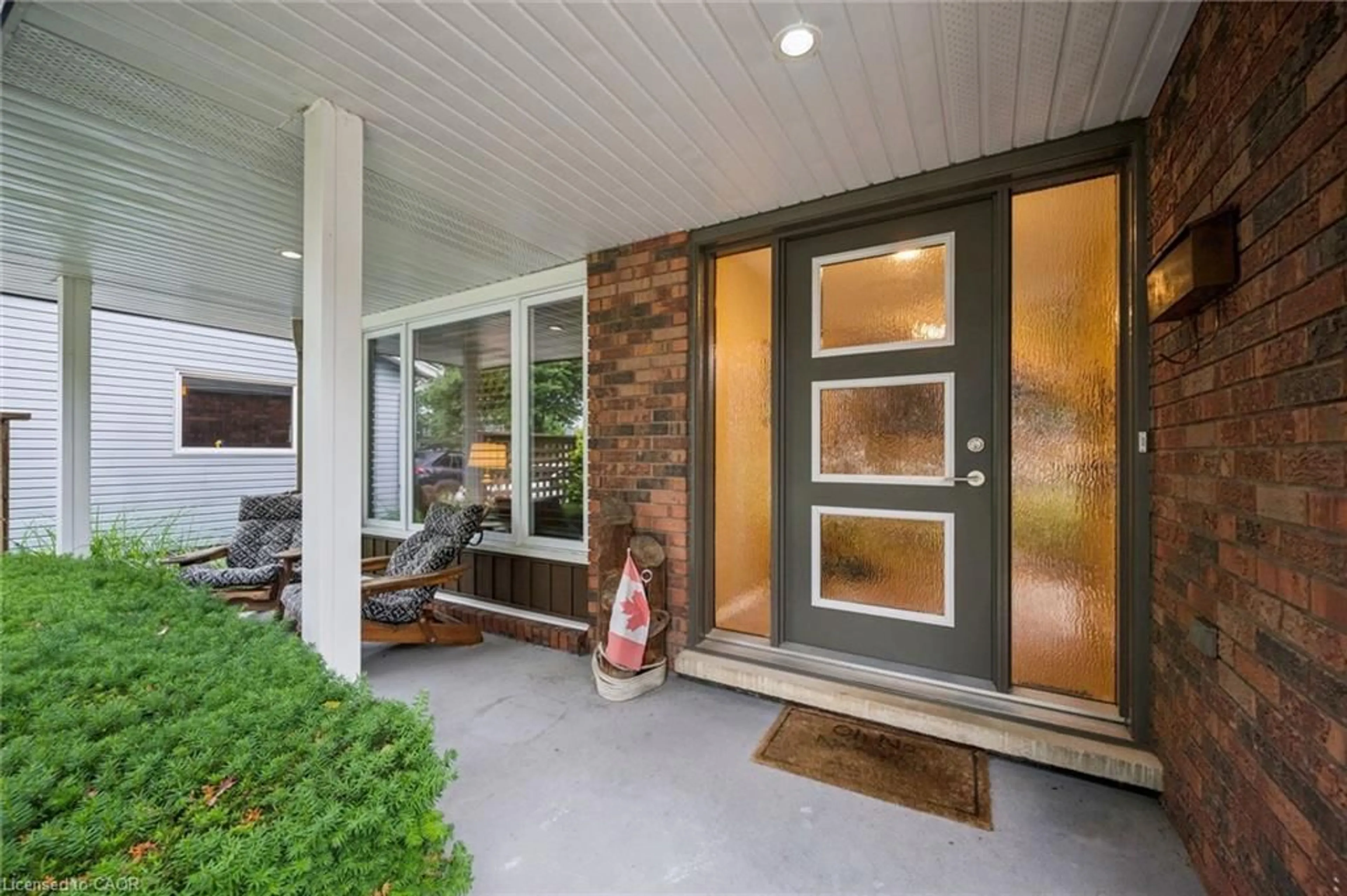 Indoor entryway for 88 Manor Dr, Kitchener Ontario N2A 2V1