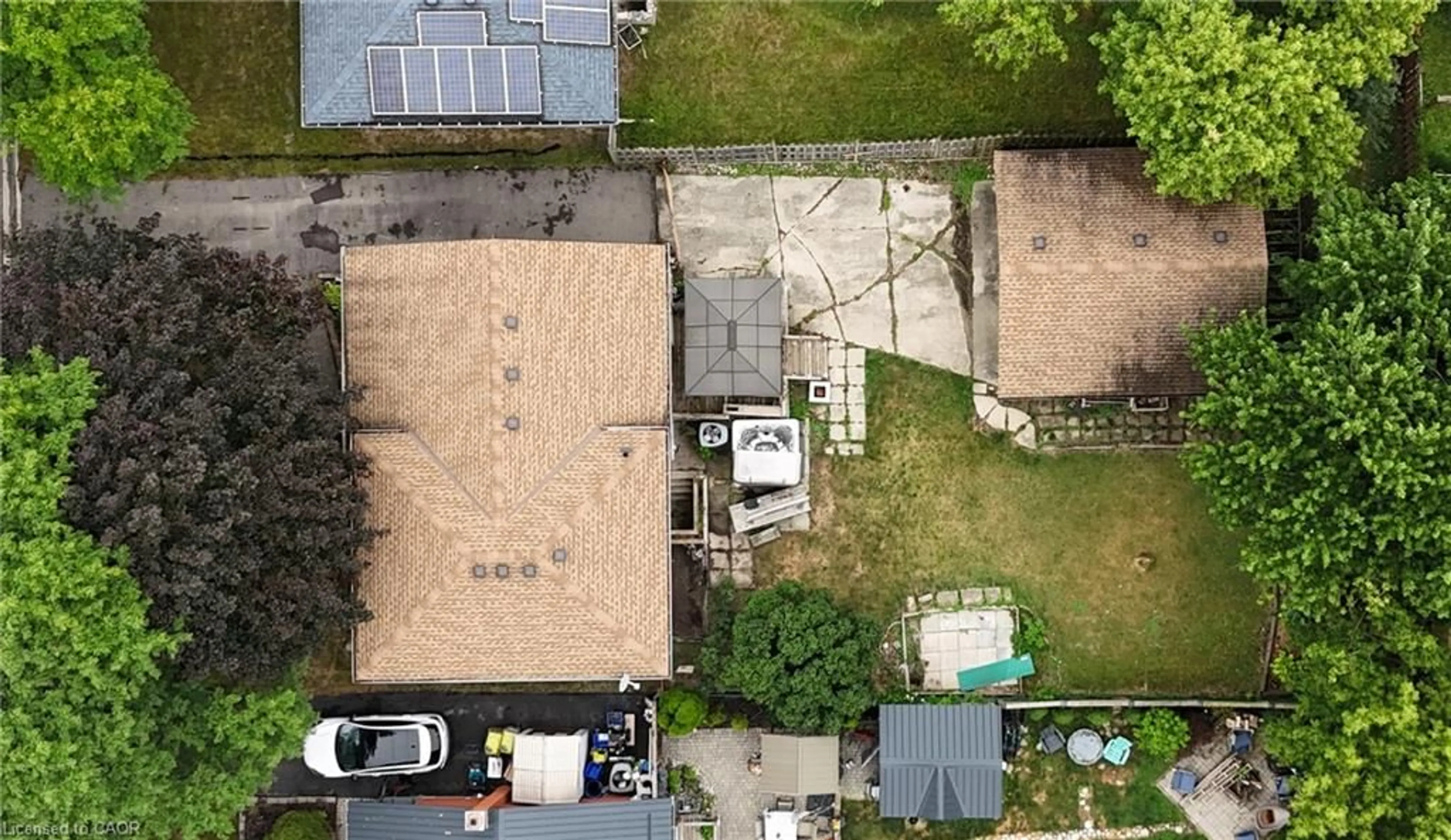 A pic from outside/outdoor area/front of a property/back of a property/a pic from drone, street for 37 Ebury Cres, London Ontario N6C 3E1