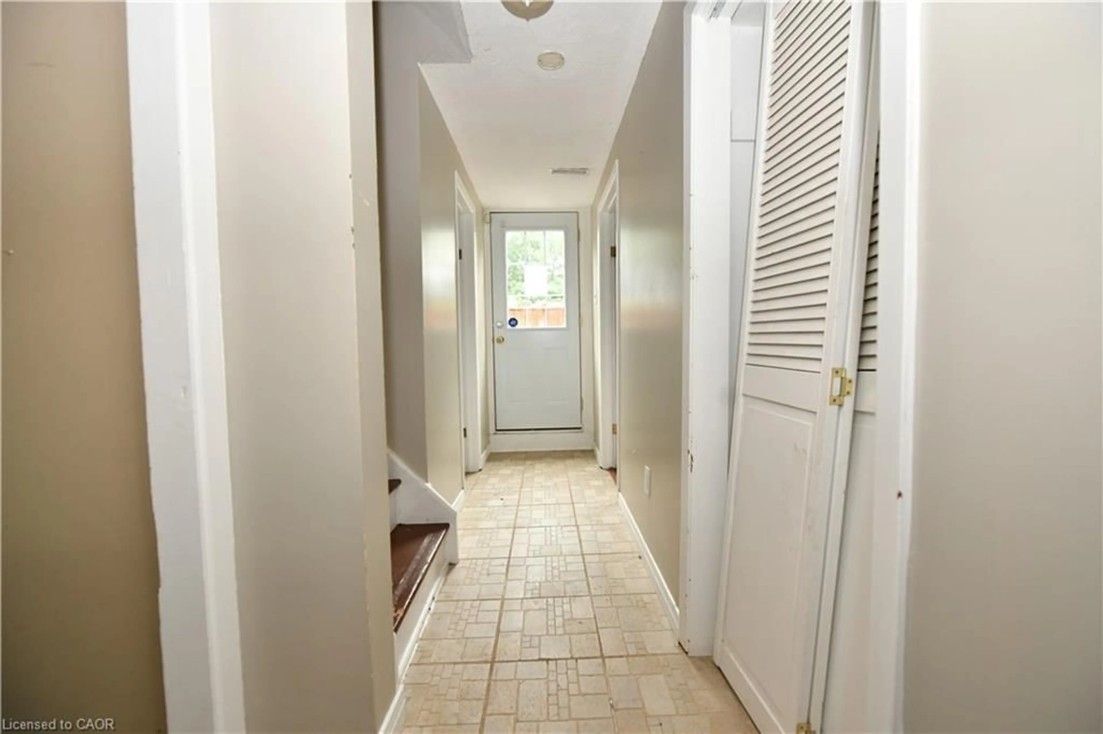 Indoor entryway for 37 Ebury Cres, London Ontario N6C 3E1