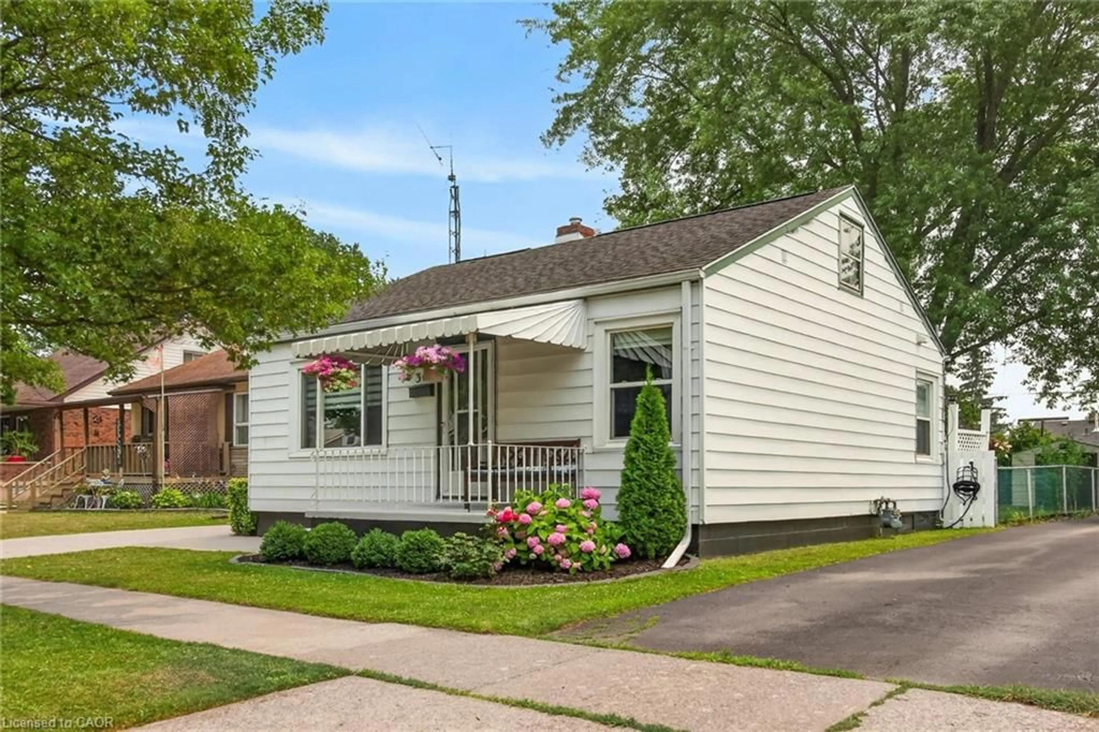 Home with vinyl exterior material, street for 309 Commando St, Welland Ontario L3B 4T2
