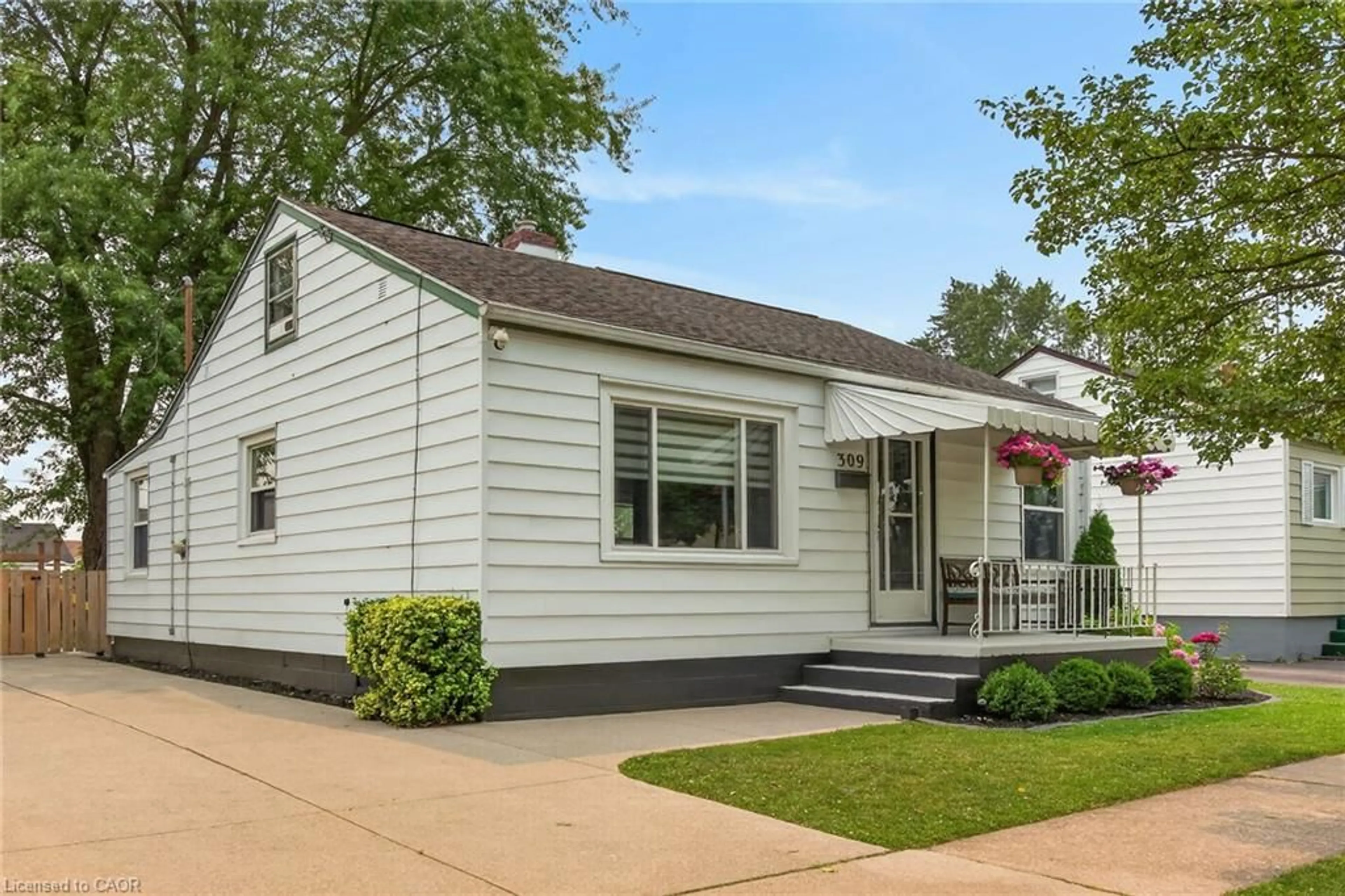 Home with vinyl exterior material, street for 309 Commando St, Welland Ontario L3B 4T2
