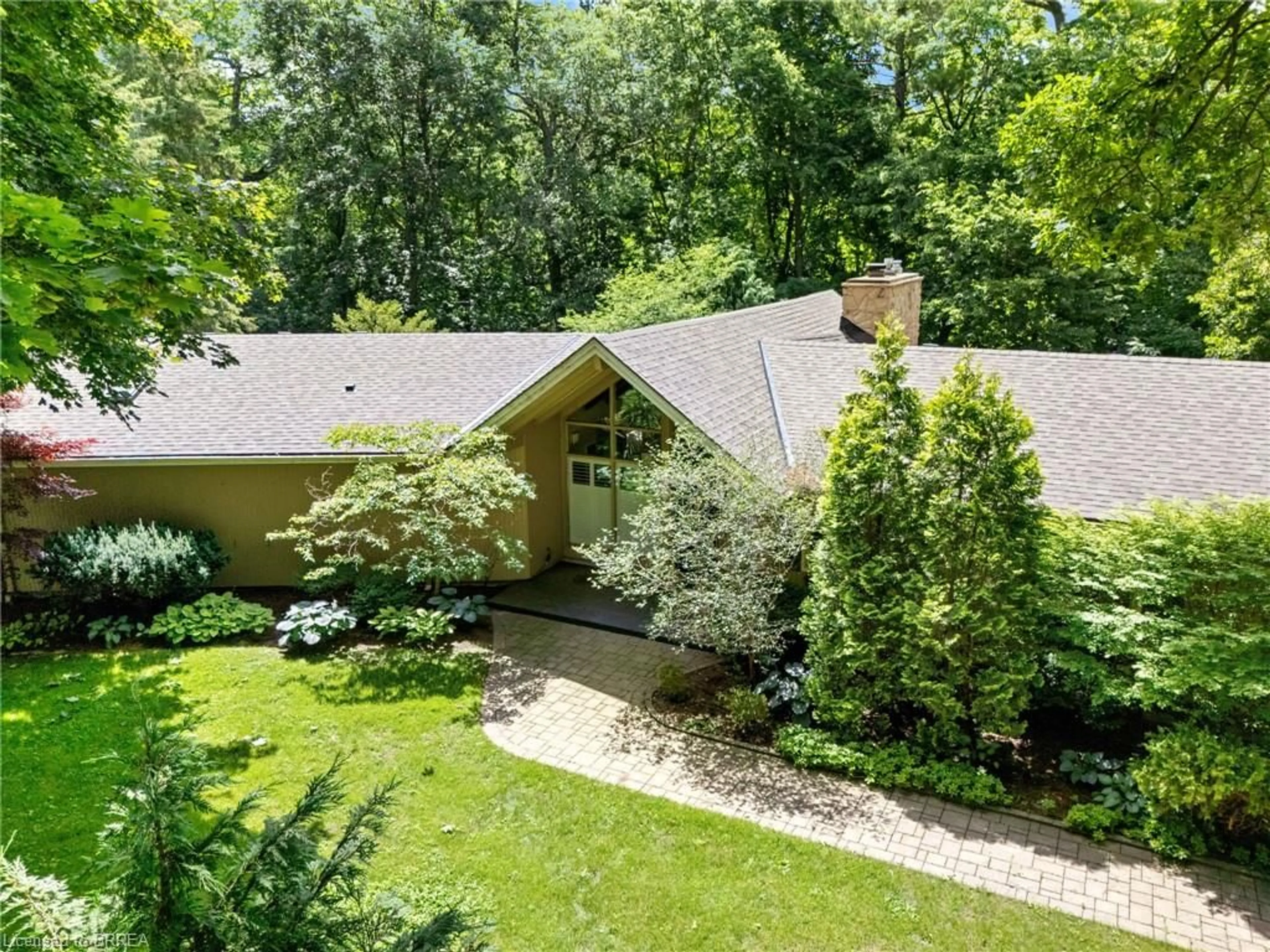 A pic from outside/outdoor area/front of a property/back of a property/a pic from drone, unknown for 7 Gaywood Gdns, Brantford Ontario N3T 5J7