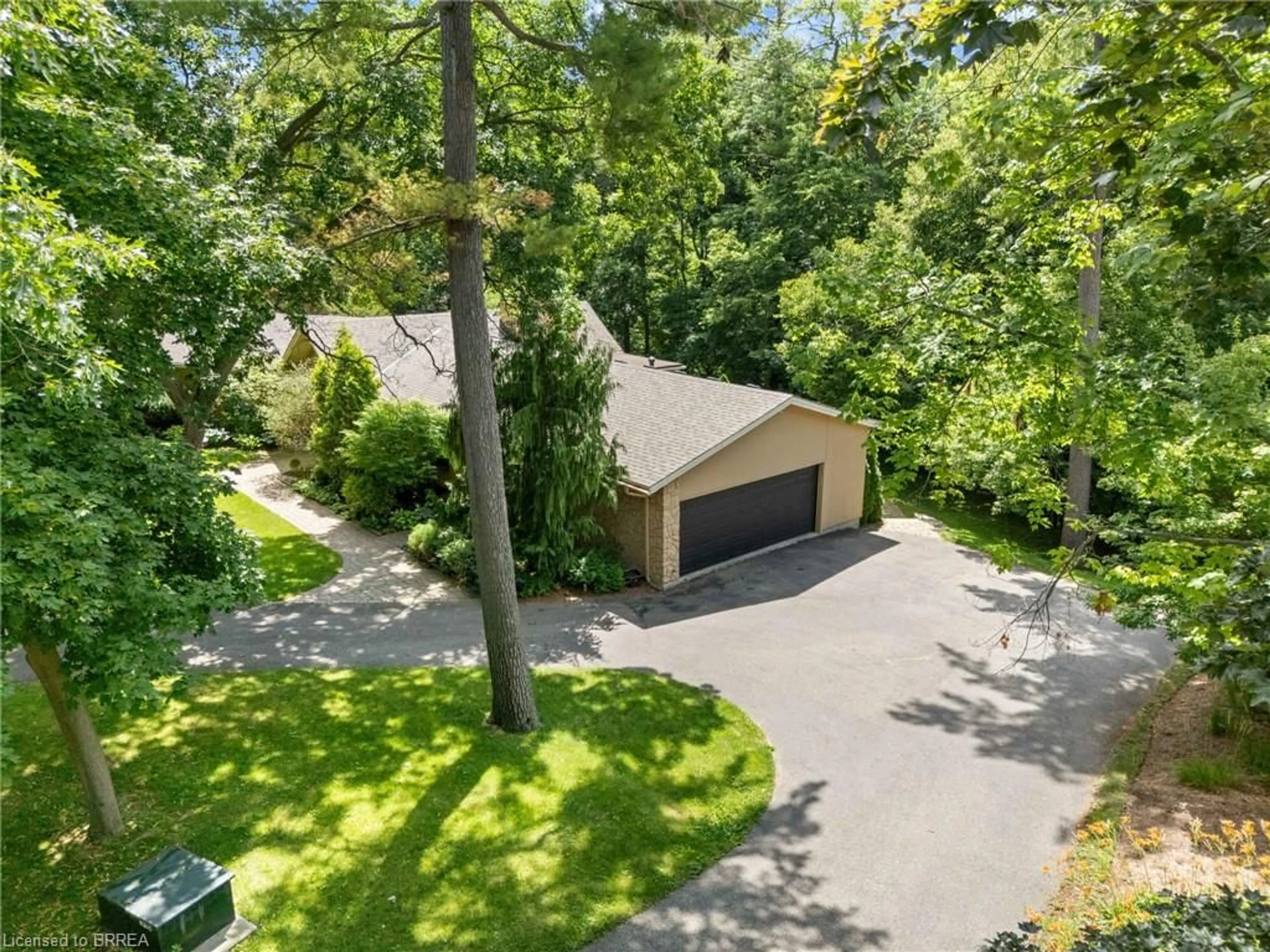 A pic from outside/outdoor area/front of a property/back of a property/a pic from drone, unknown for 7 Gaywood Gdns, Brantford Ontario N3T 5J7
