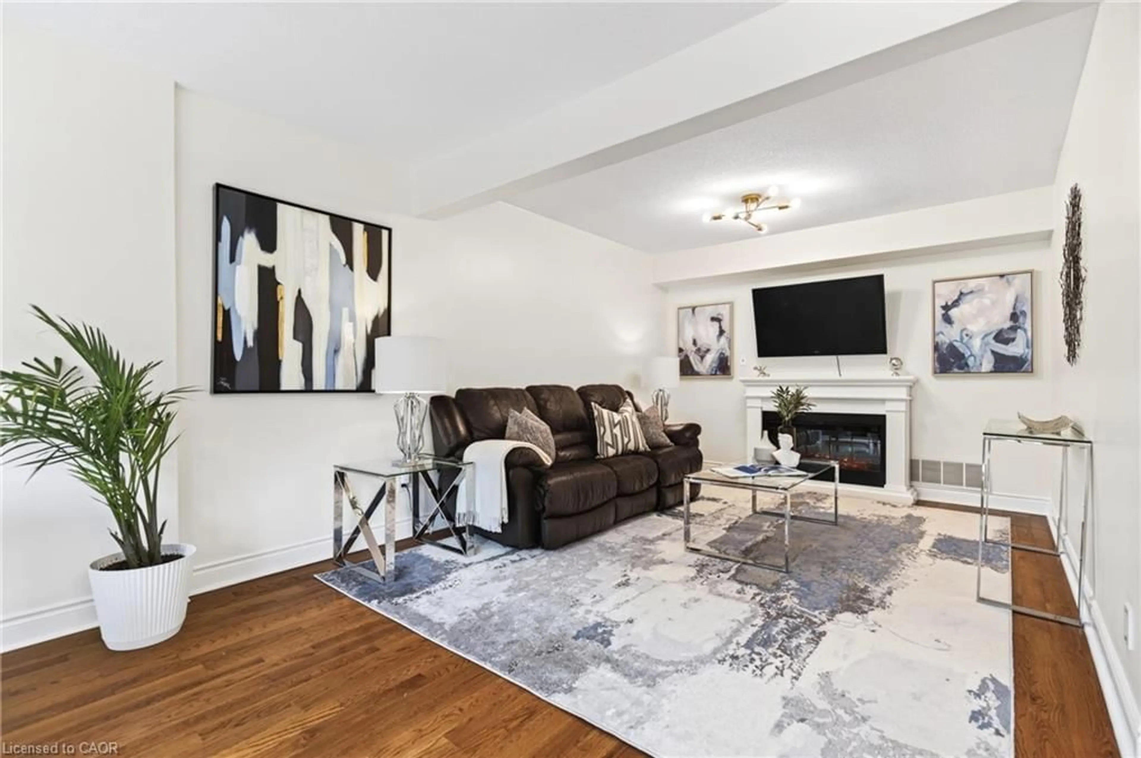 Living room with furniture, unknown for 823 Hyde Rd, Burlington Ontario L7S 1S6