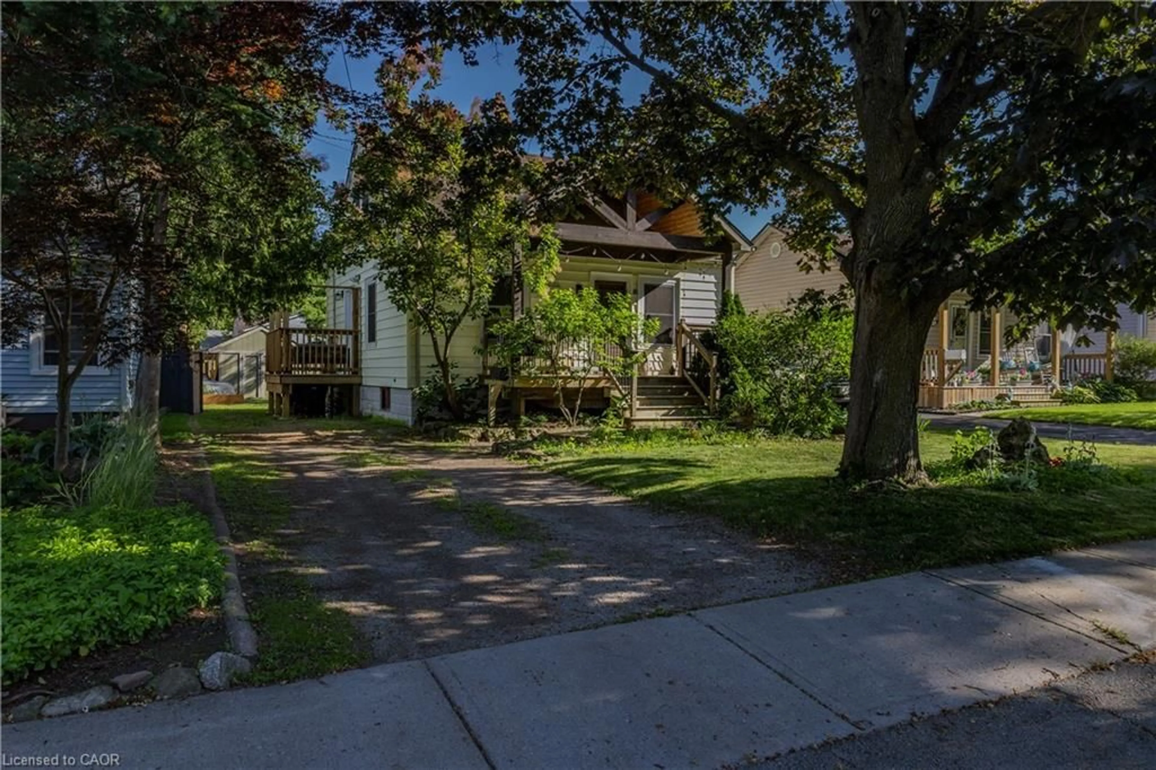 A pic from outside/outdoor area/front of a property/back of a property/a pic from drone, street for 15 Spencer Ave, Dundas Ontario L9H 1E7