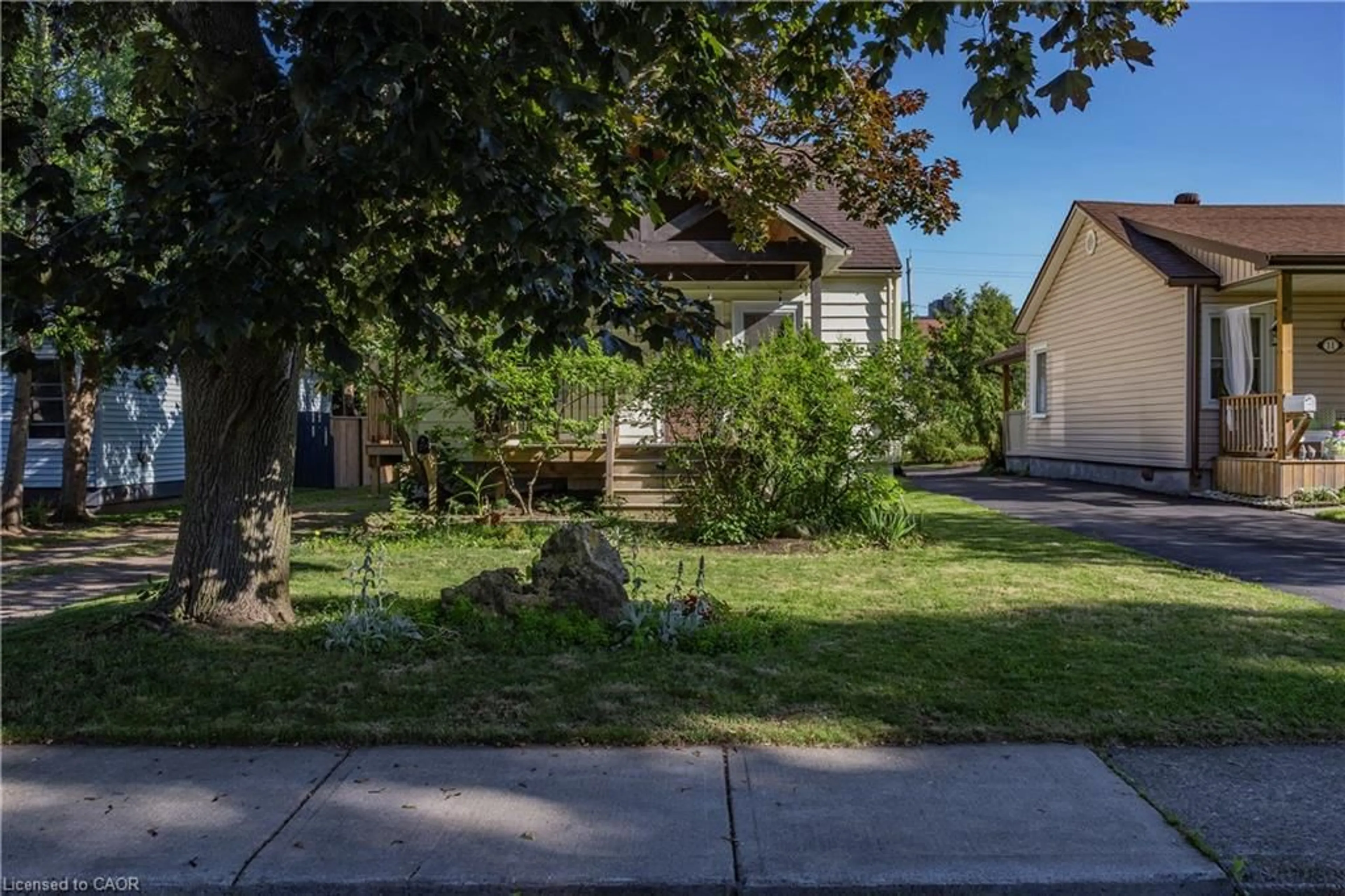 A pic from outside/outdoor area/front of a property/back of a property/a pic from drone, street for 15 Spencer Ave, Dundas Ontario L9H 1E7