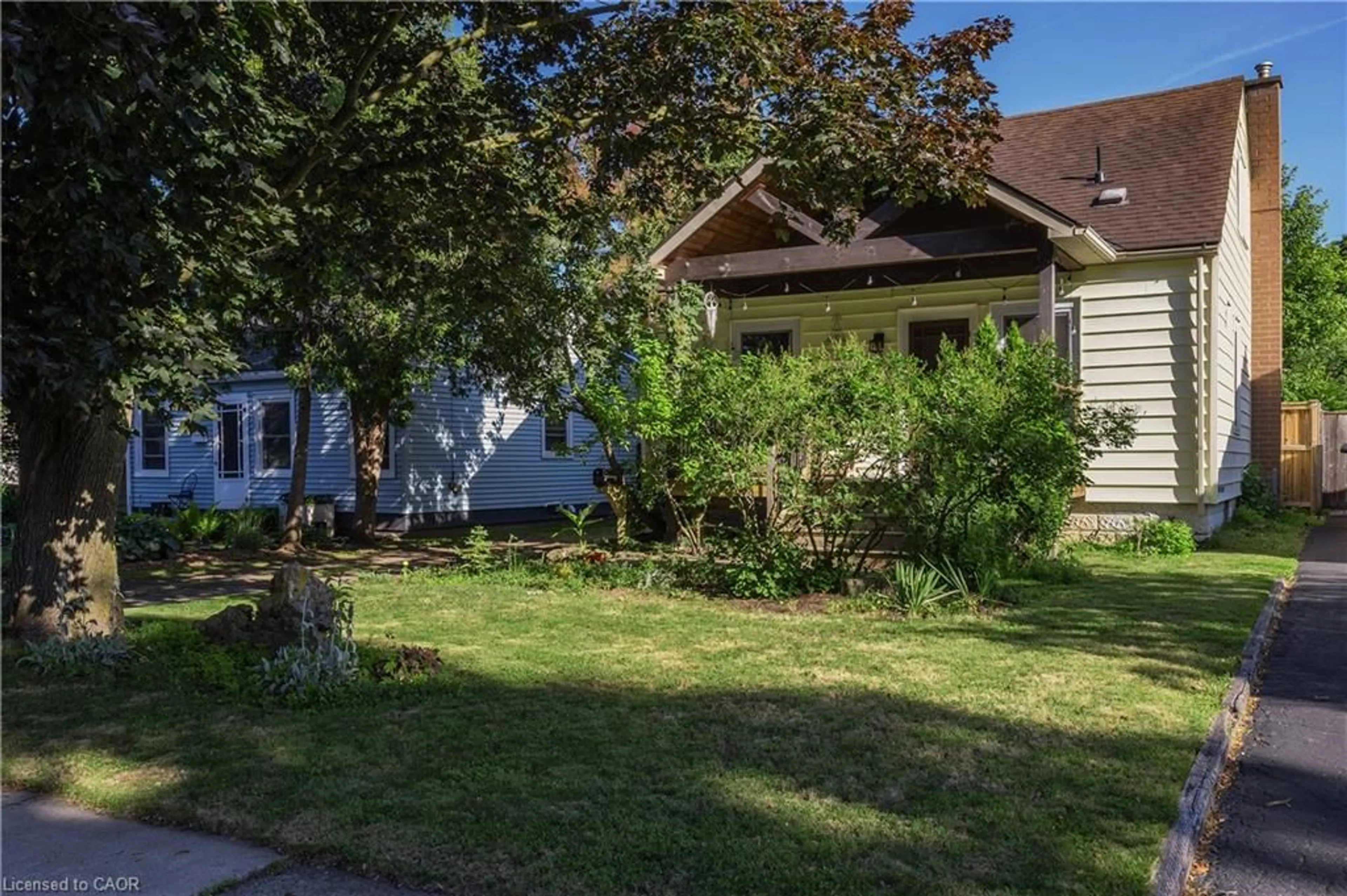 A pic from outside/outdoor area/front of a property/back of a property/a pic from drone, street for 15 Spencer Ave, Dundas Ontario L9H 1E7