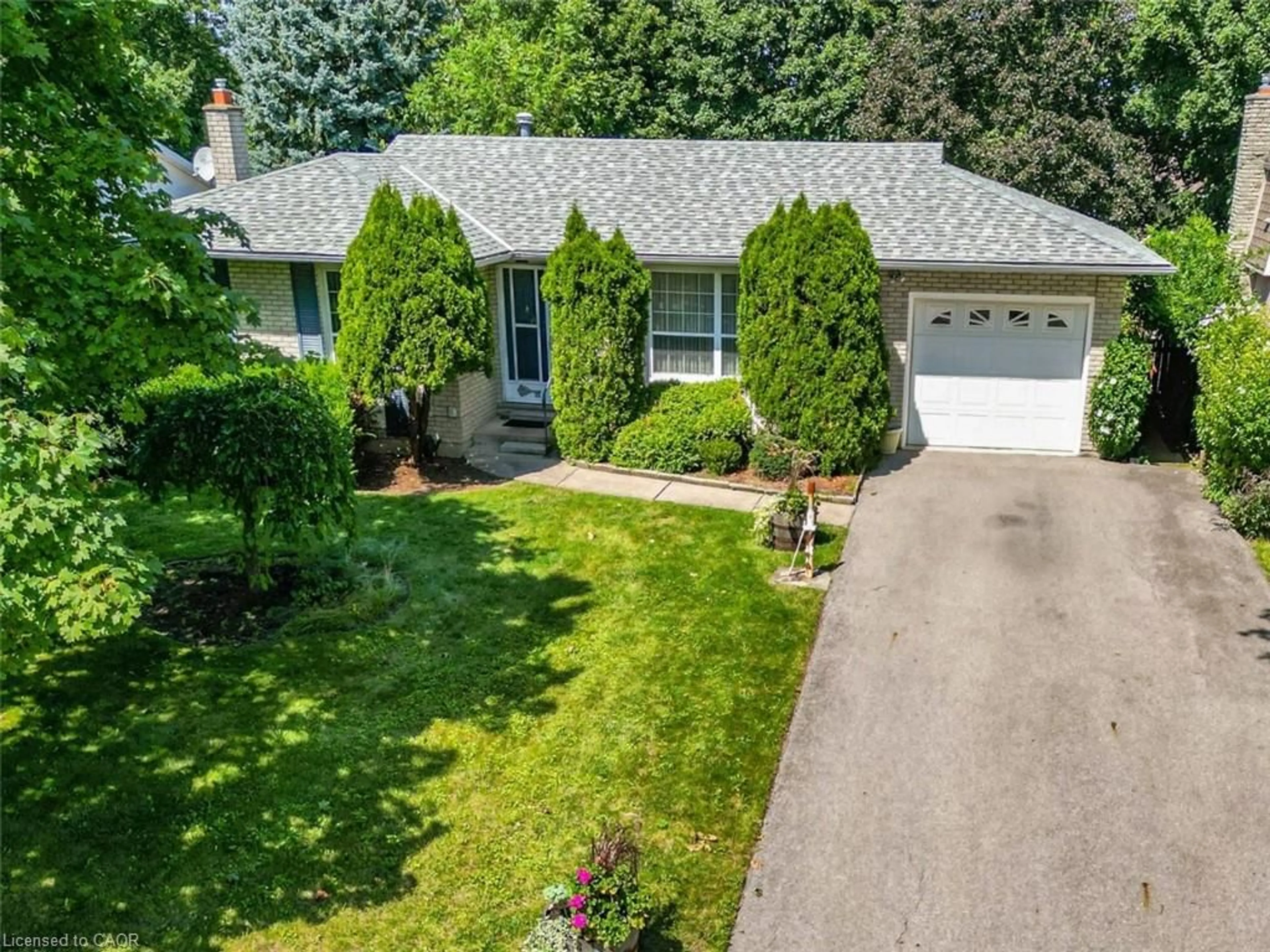 A pic from outside/outdoor area/front of a property/back of a property/a pic from drone, street for 4193 Regent Crt, Beamsville Ontario L3J 0N4