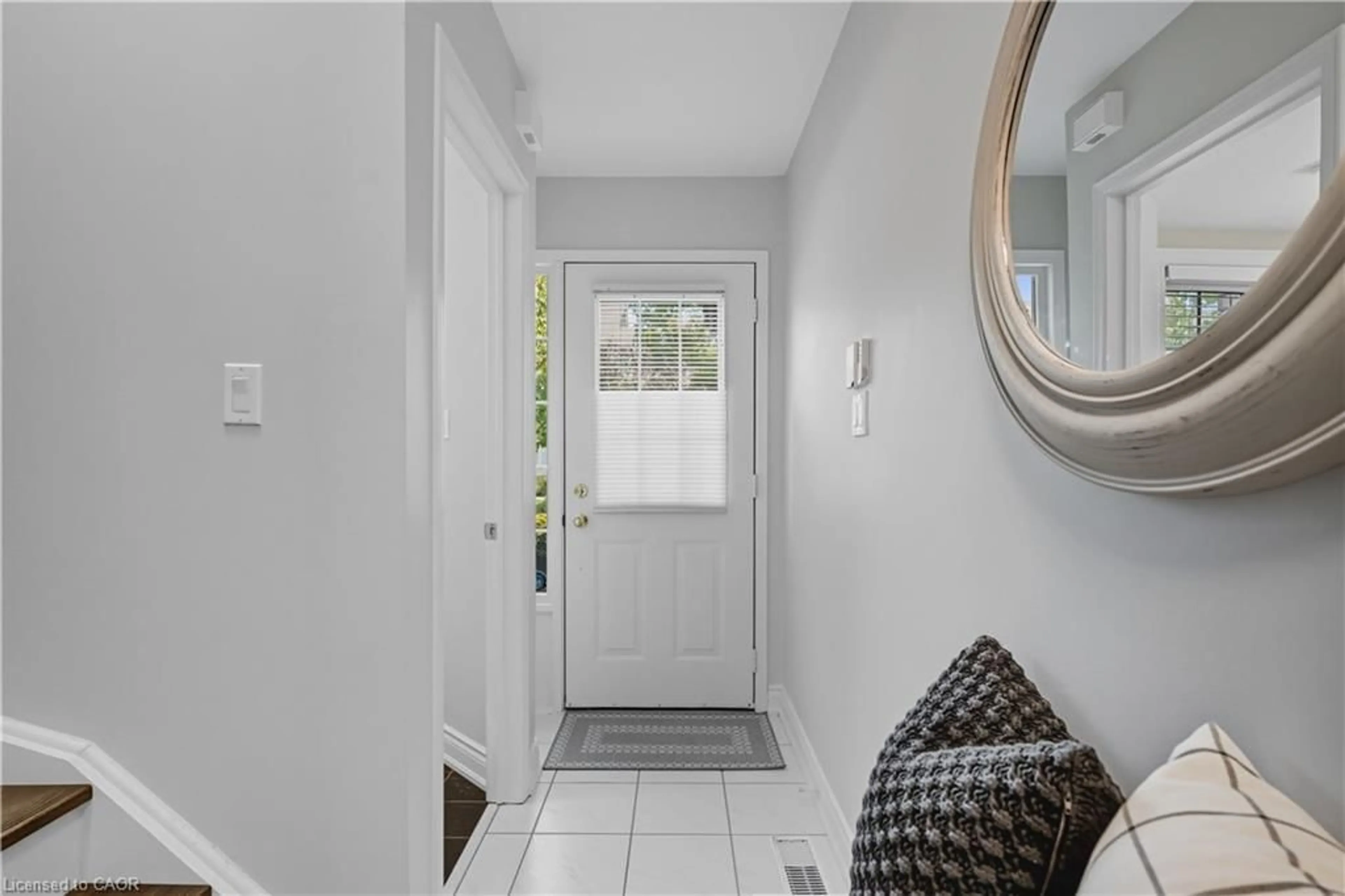 Indoor entryway for 3333 New St #92, Burlington Ontario L7N 1N1