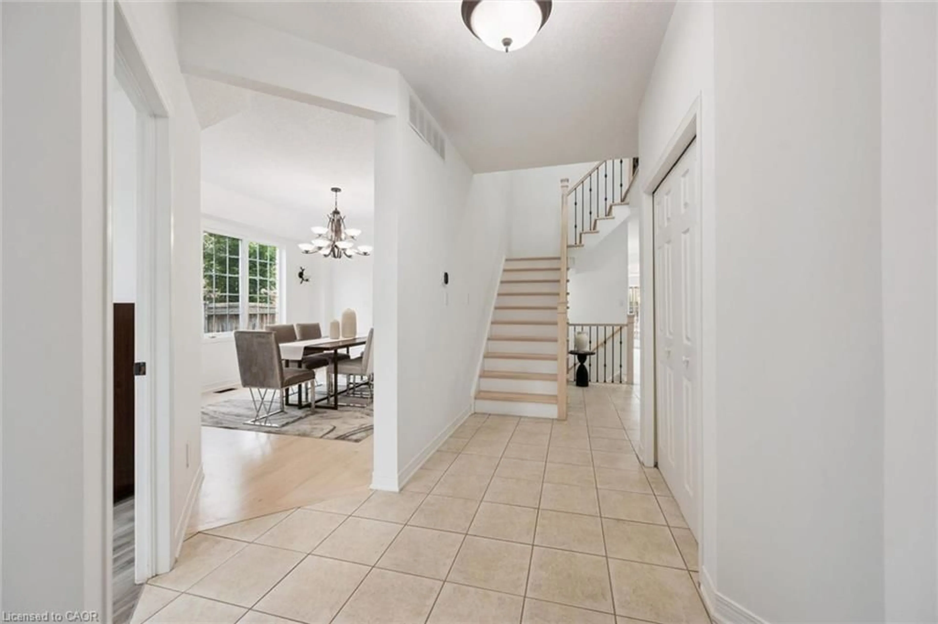 Indoor foyer for 608 Bluenose Cres, Waterloo Ontario N2K 4C5