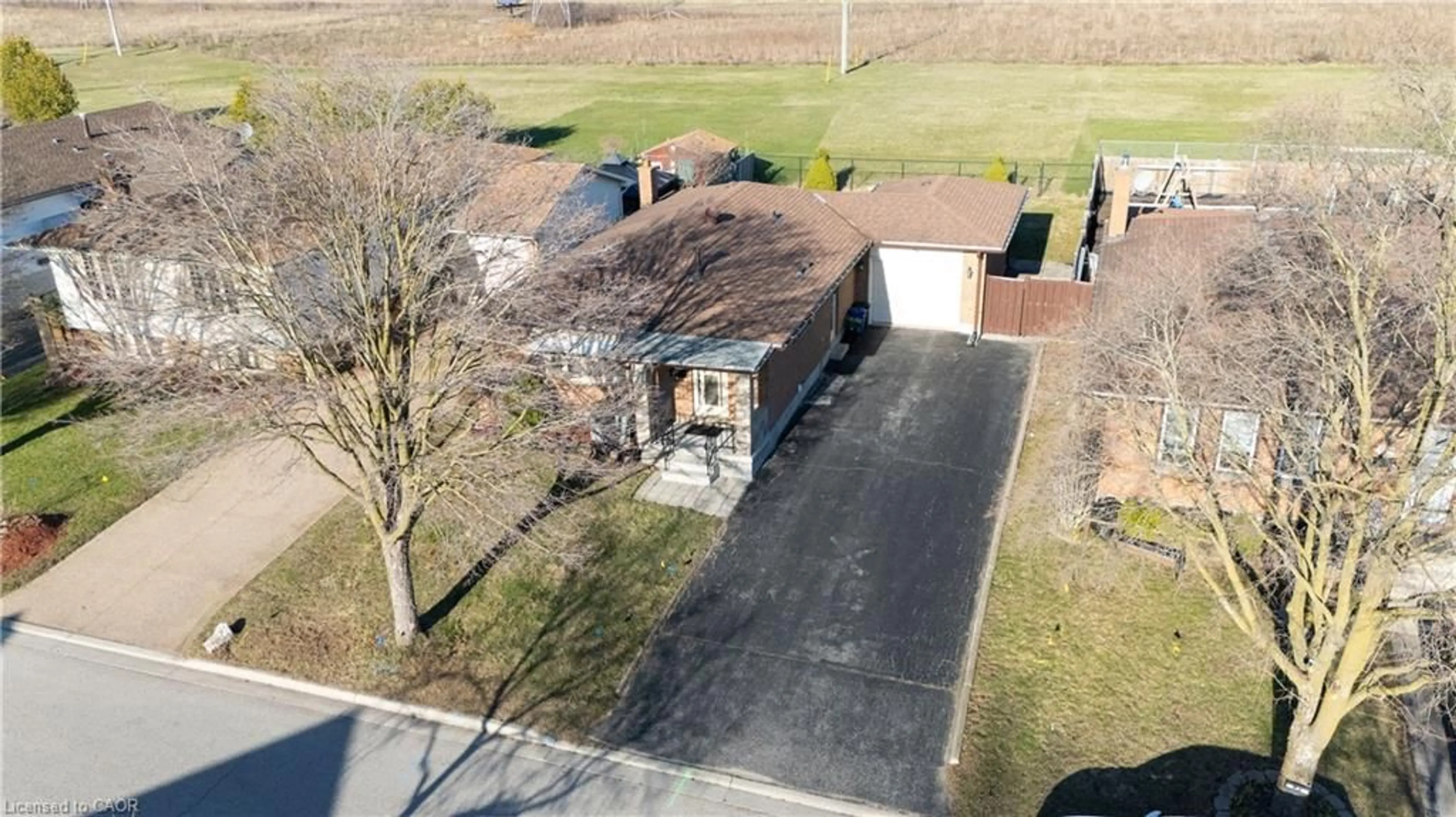 A pic from outside/outdoor area/front of a property/back of a property/a pic from drone, street for 60 Lysanda Ave, London Ontario N5Z 4L3