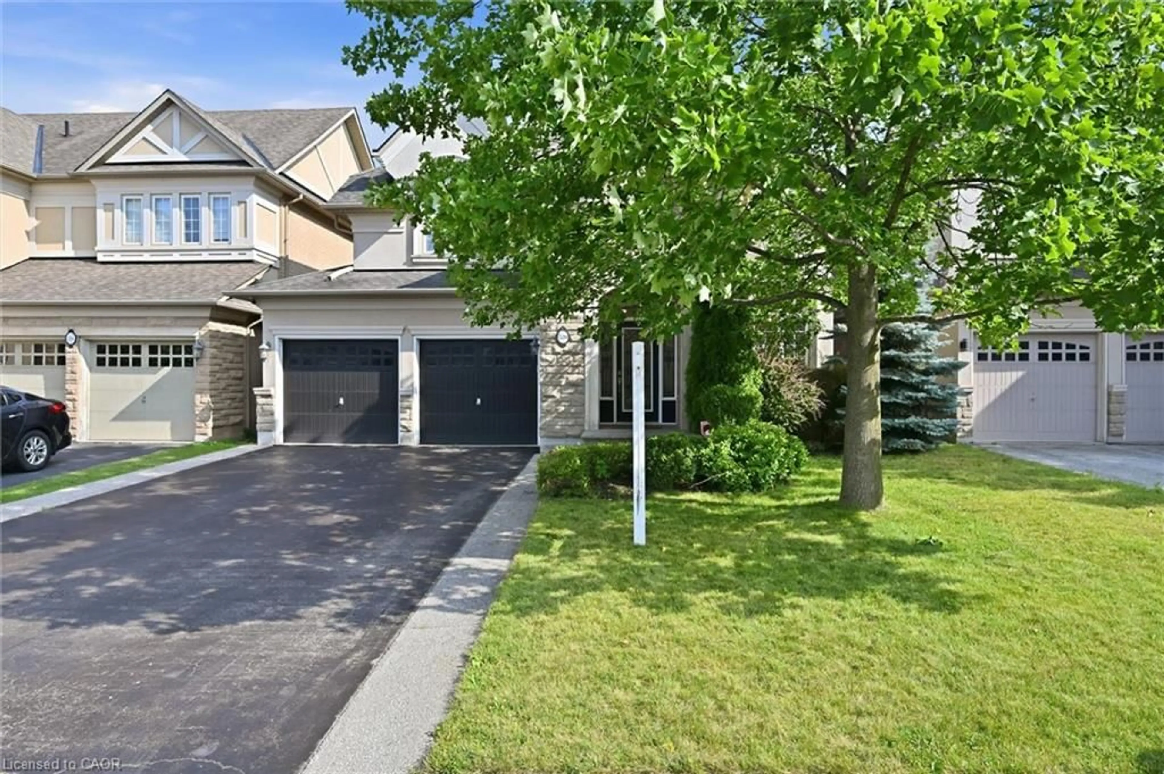 A pic from outside/outdoor area/front of a property/back of a property/a pic from drone, street for 320 Turning Leaf Rd, Oakville Ontario L6L 6W7