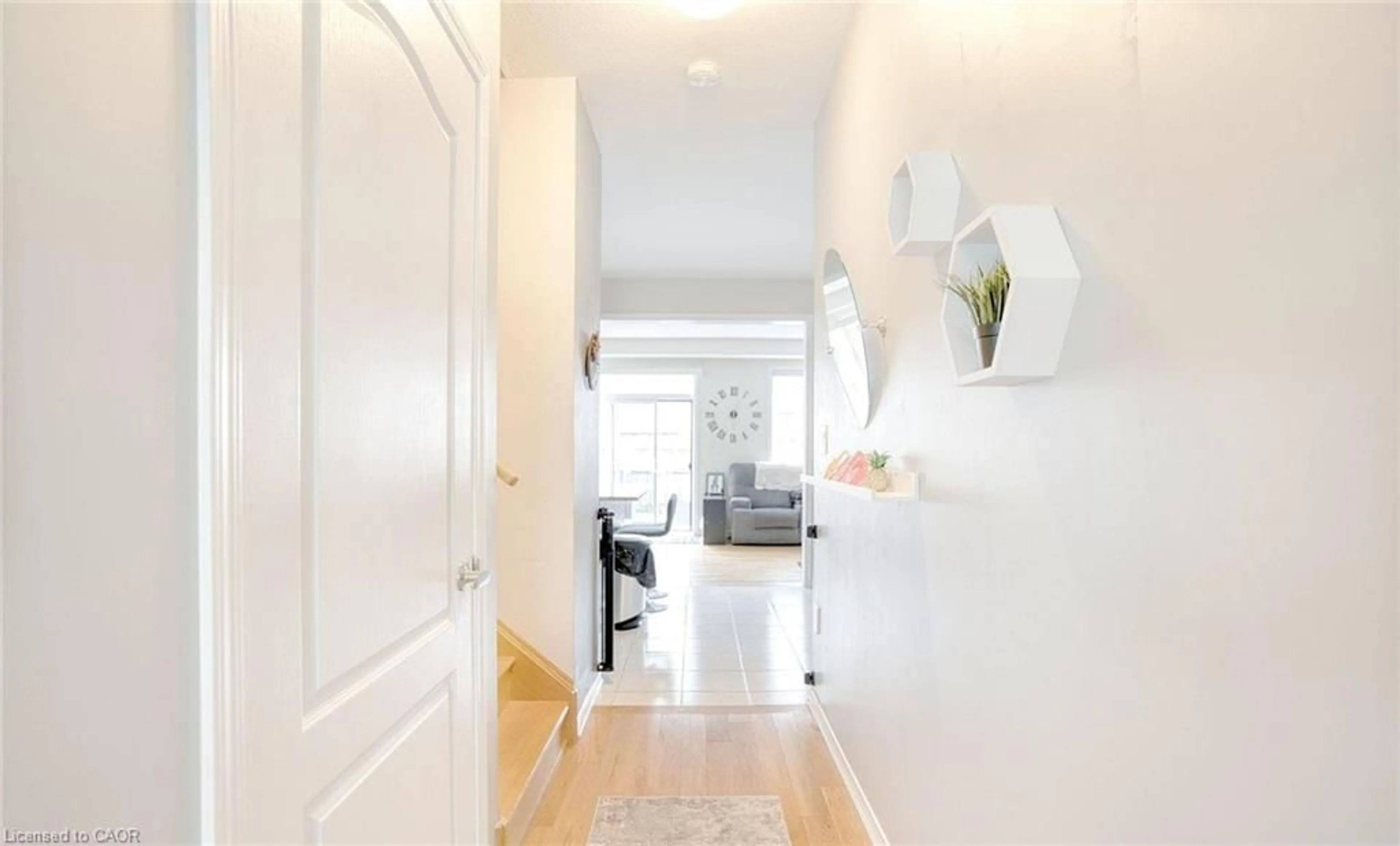 Indoor entryway for 232 Bedrock Dr, Stoney Creek Ontario L8J 0M2