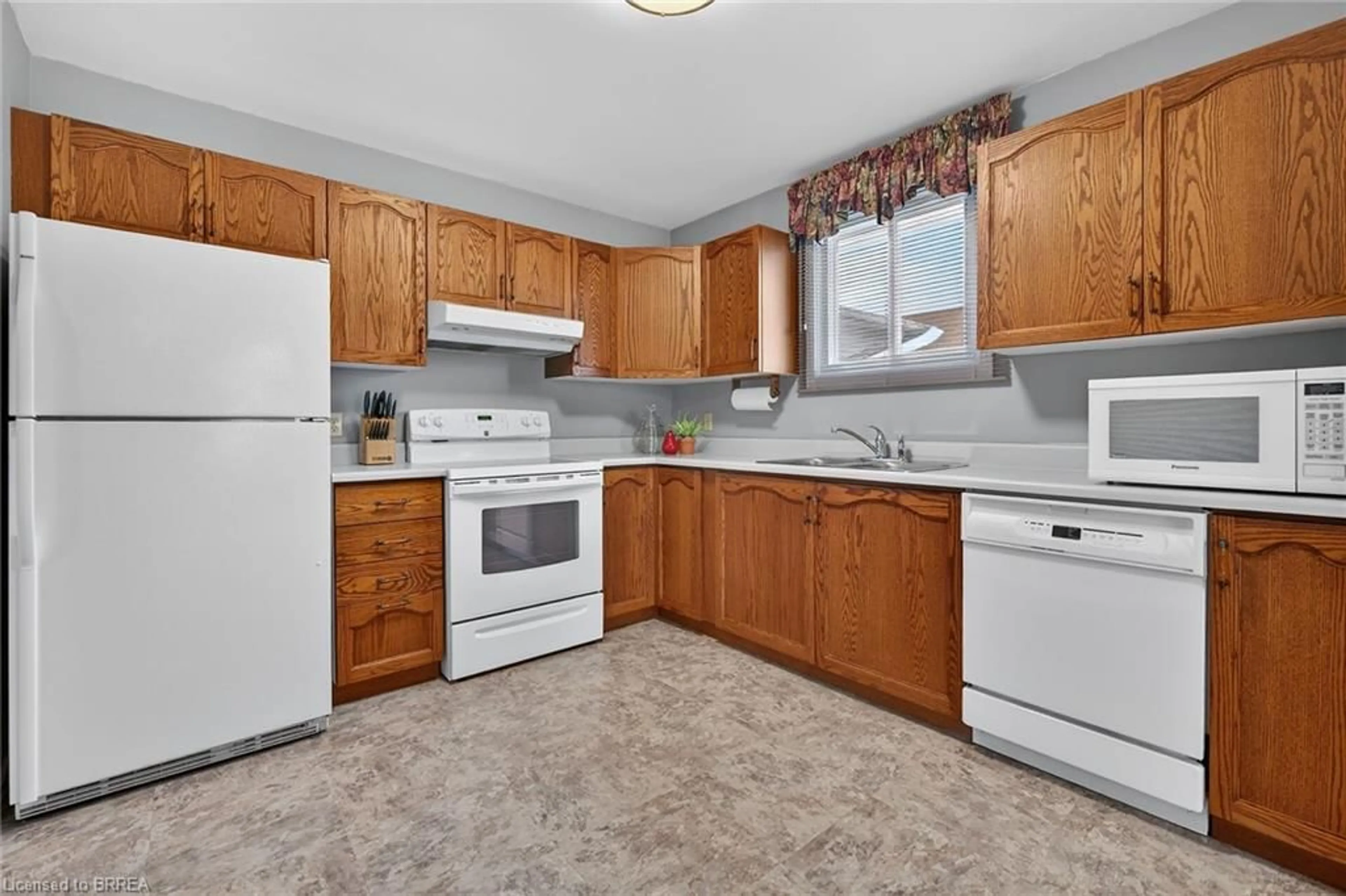 Standard kitchen, unknown for 104 Viscount Rd, Brantford Ontario N3P 1Y6