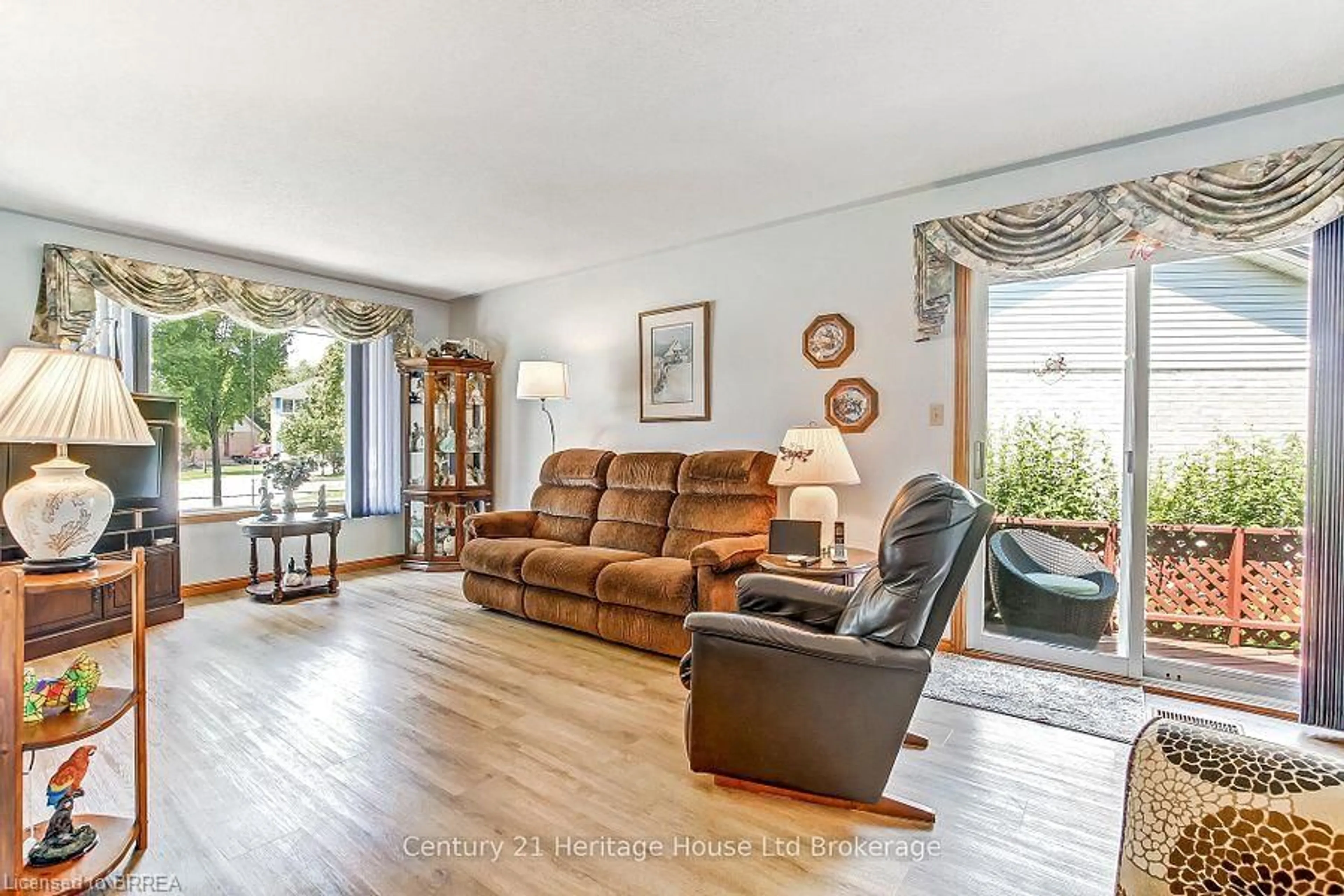 Living room with furniture, unknown for 27 O'rourke Pl, Woodstock Ontario N4S 8T9