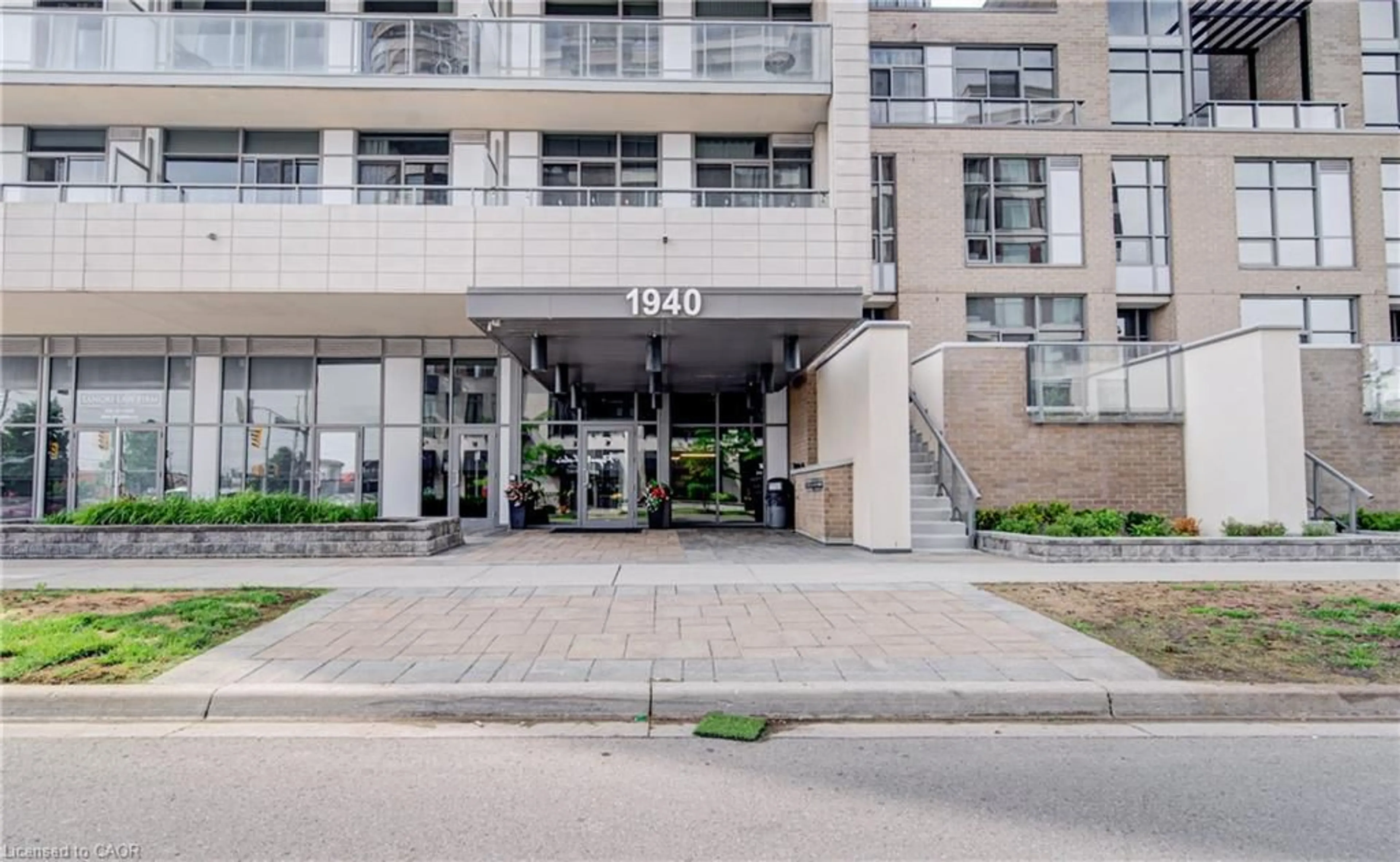 Indoor foyer for 1940 Ironstone Dr #304, Burlington Ontario L7L 0E4