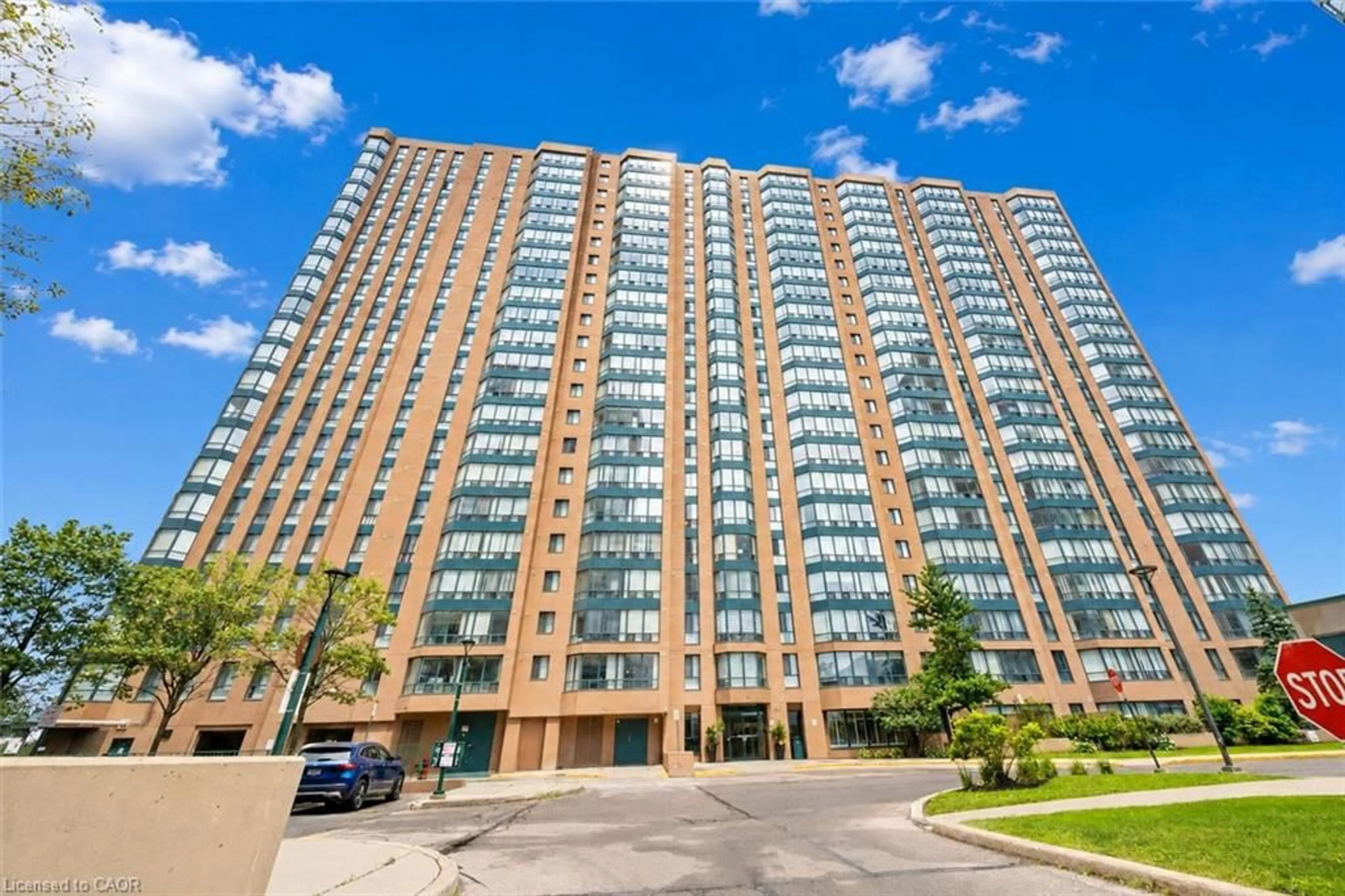 Indoor foyer for 155 Hillcrest Ave #302, Mississauga Ontario L5B 3Z2
