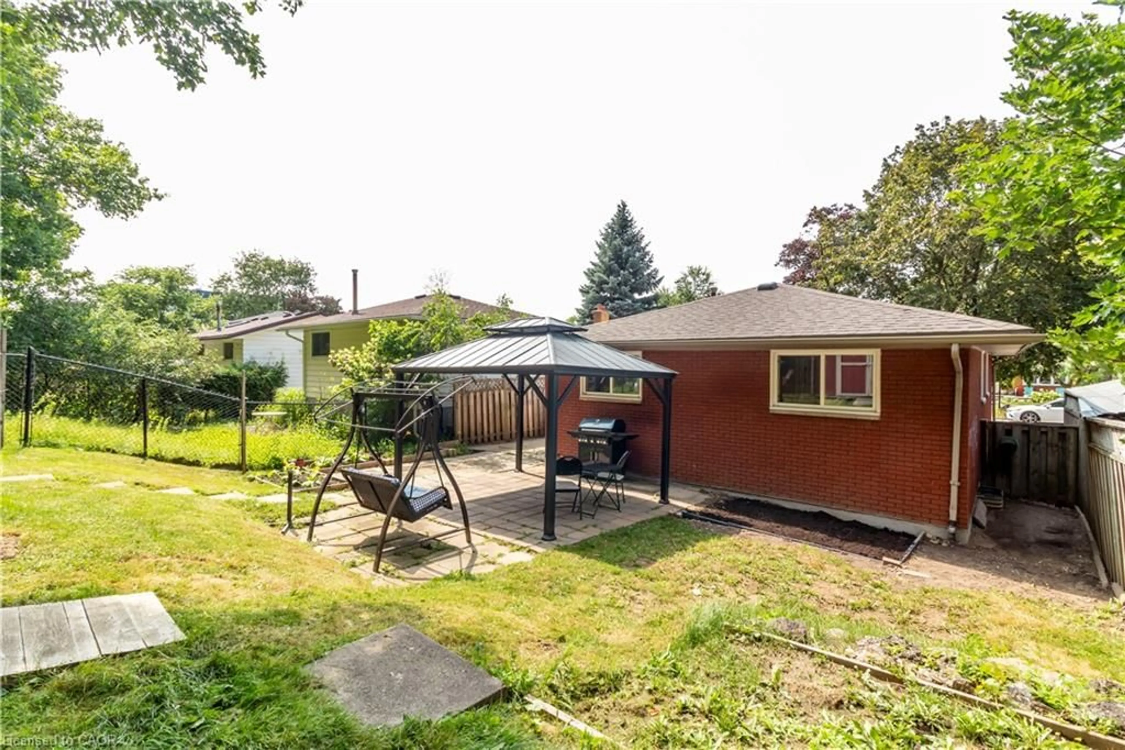 Patio, street for 140 Arrowhead Cres, Kitchener Ontario N2P 1B9