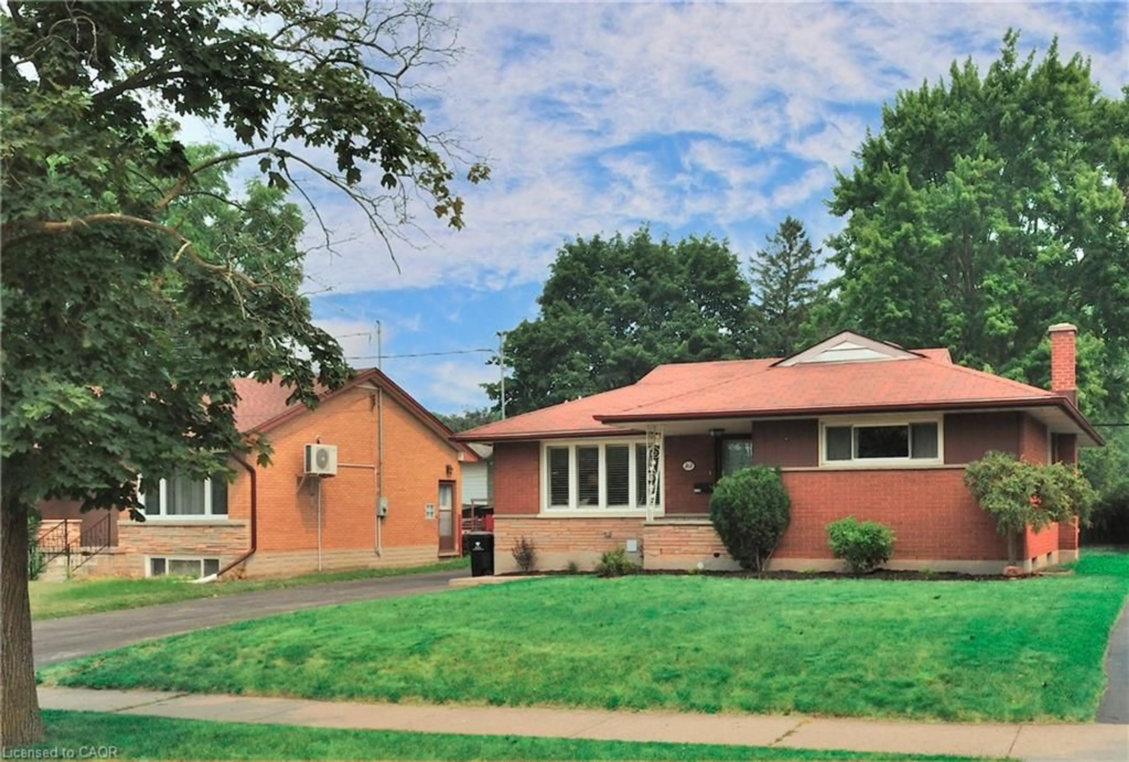 Home with brick exterior material, street for 212 Doon Rd, Kitchener Ontario N2G 3E2