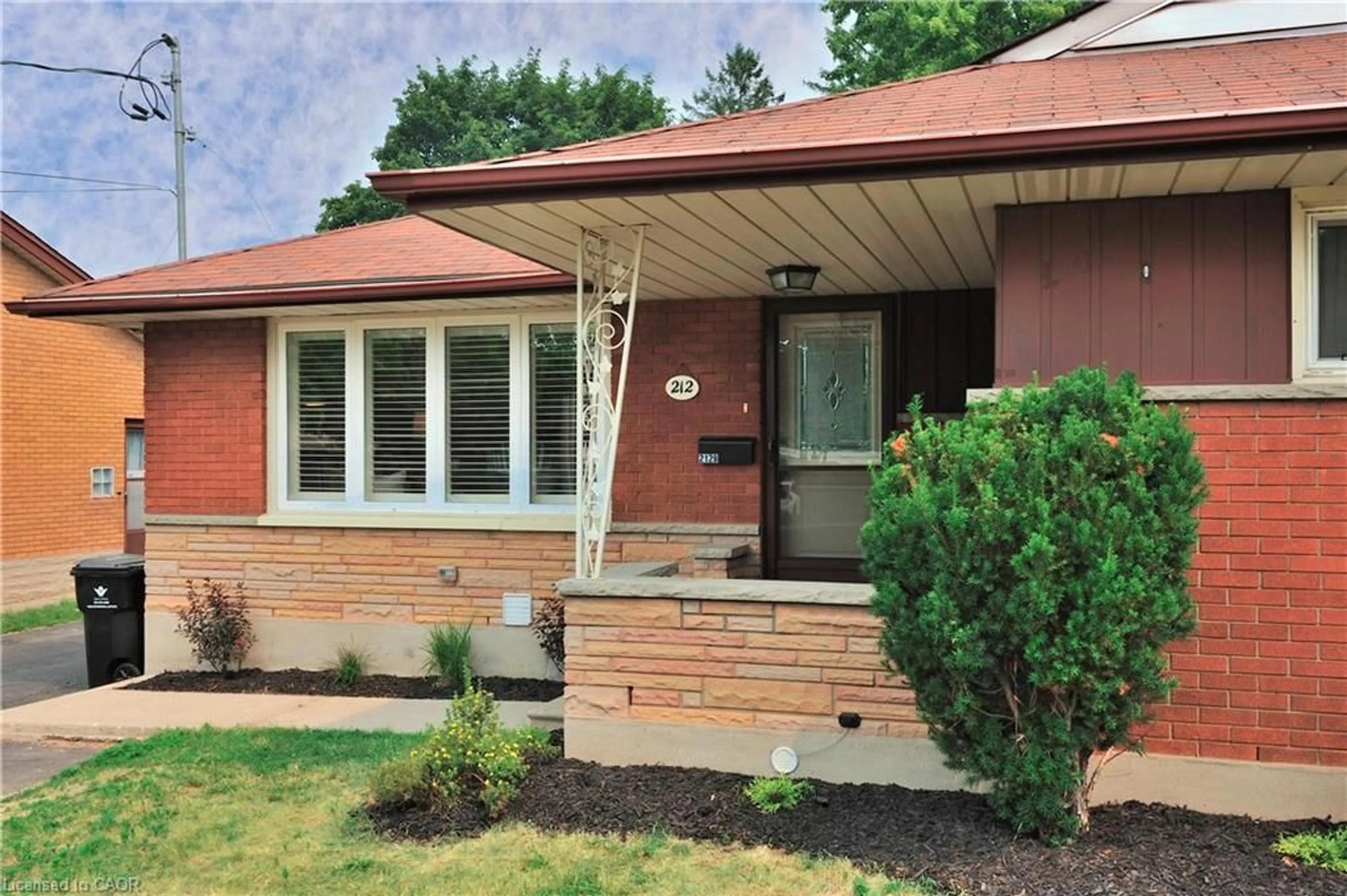 Home with brick exterior material, street for 212 Doon Rd, Kitchener Ontario N2G 3E2