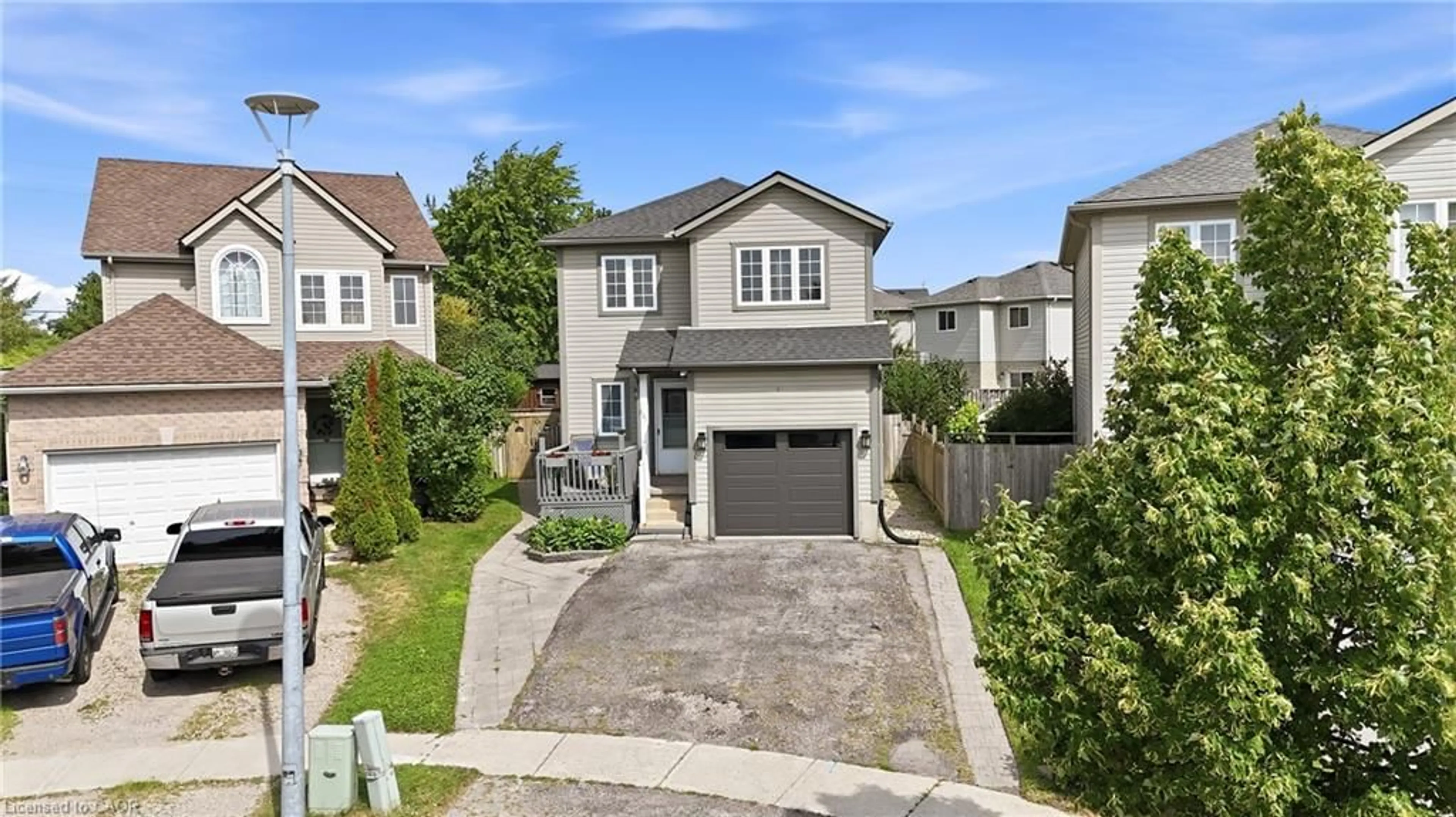 A pic from outside/outdoor area/front of a property/back of a property/a pic from drone, street for 801 Hunters Gate Cres, Woodstock Ontario N4V 1G3