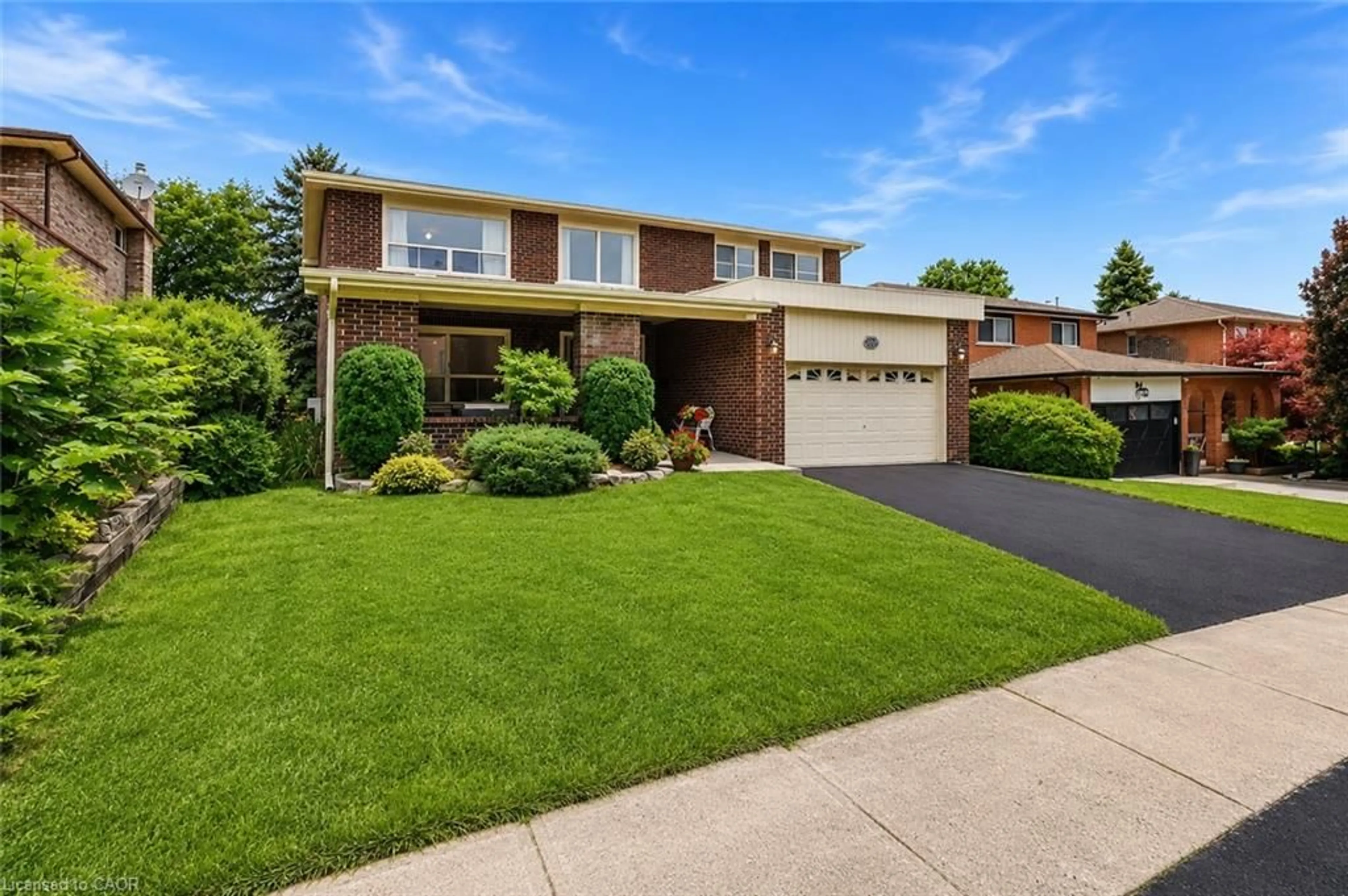 Home with brick exterior material, street for 2529 Claymore Cres, Mississauga Ontario L5C 3A2