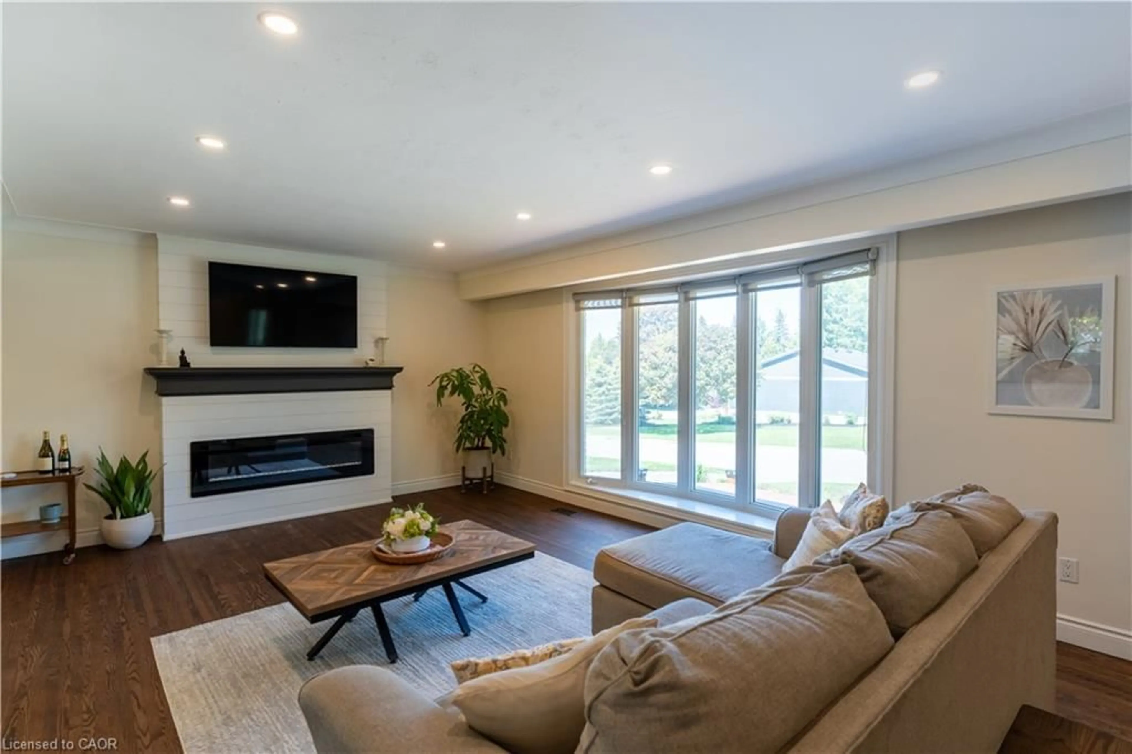 Living room with furniture, unknown for 272 Alma Lane, Ancaster Ontario L9G 2T5