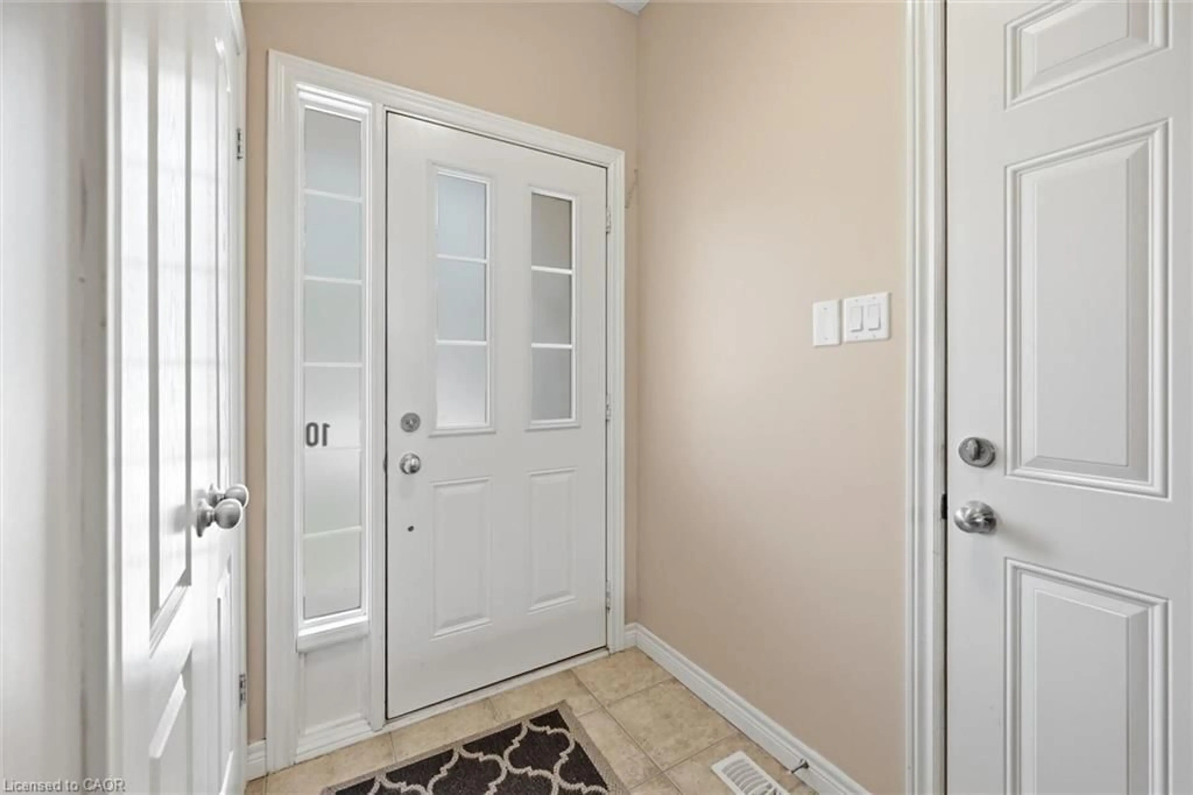 Indoor entryway for 40 Dartmouth Gate #10, Stoney Creek Ontario L8E 0C4