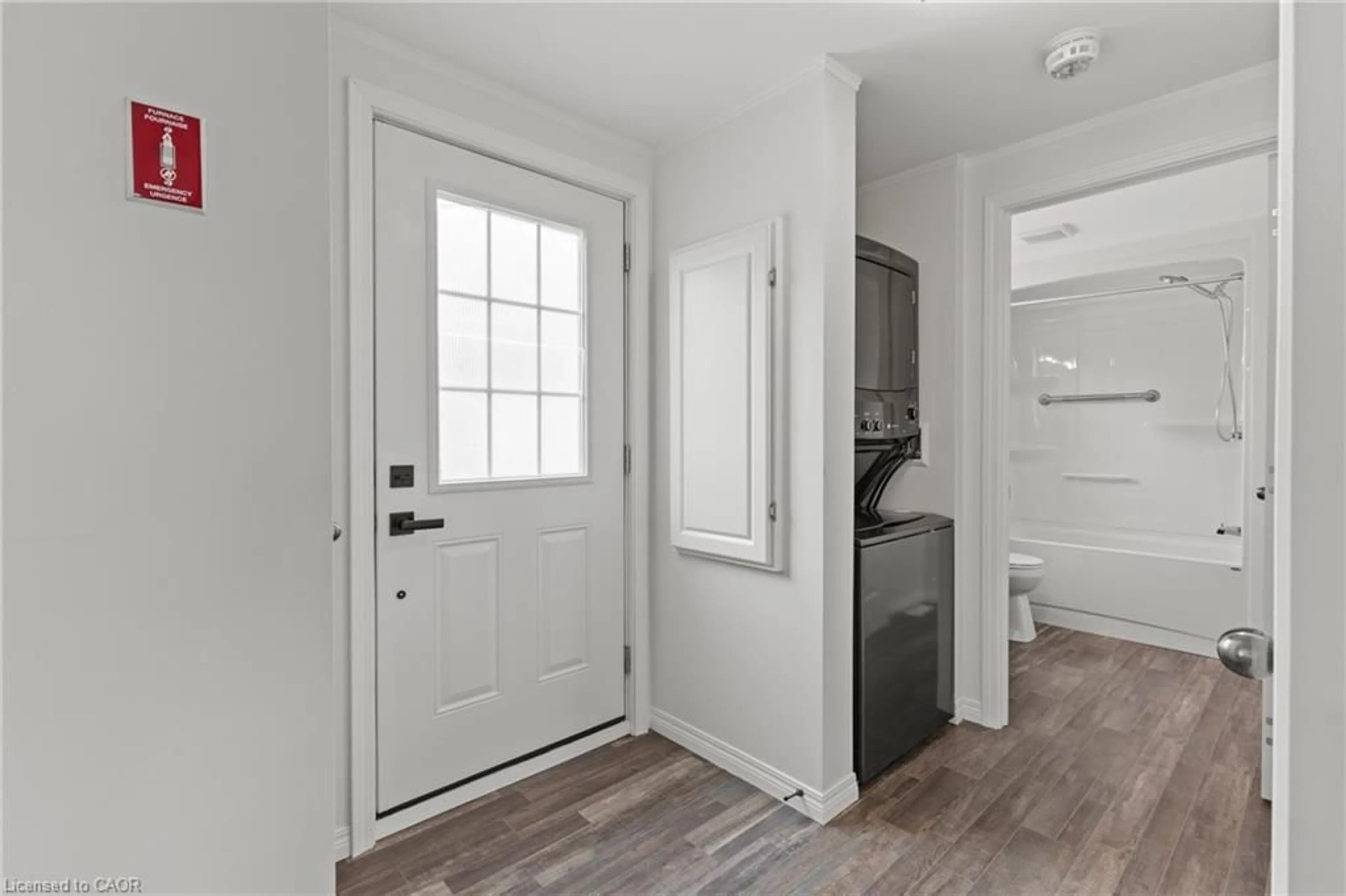 Indoor entryway for 4431 Timothy Lane, Beamsville Ontario L3J 0W1