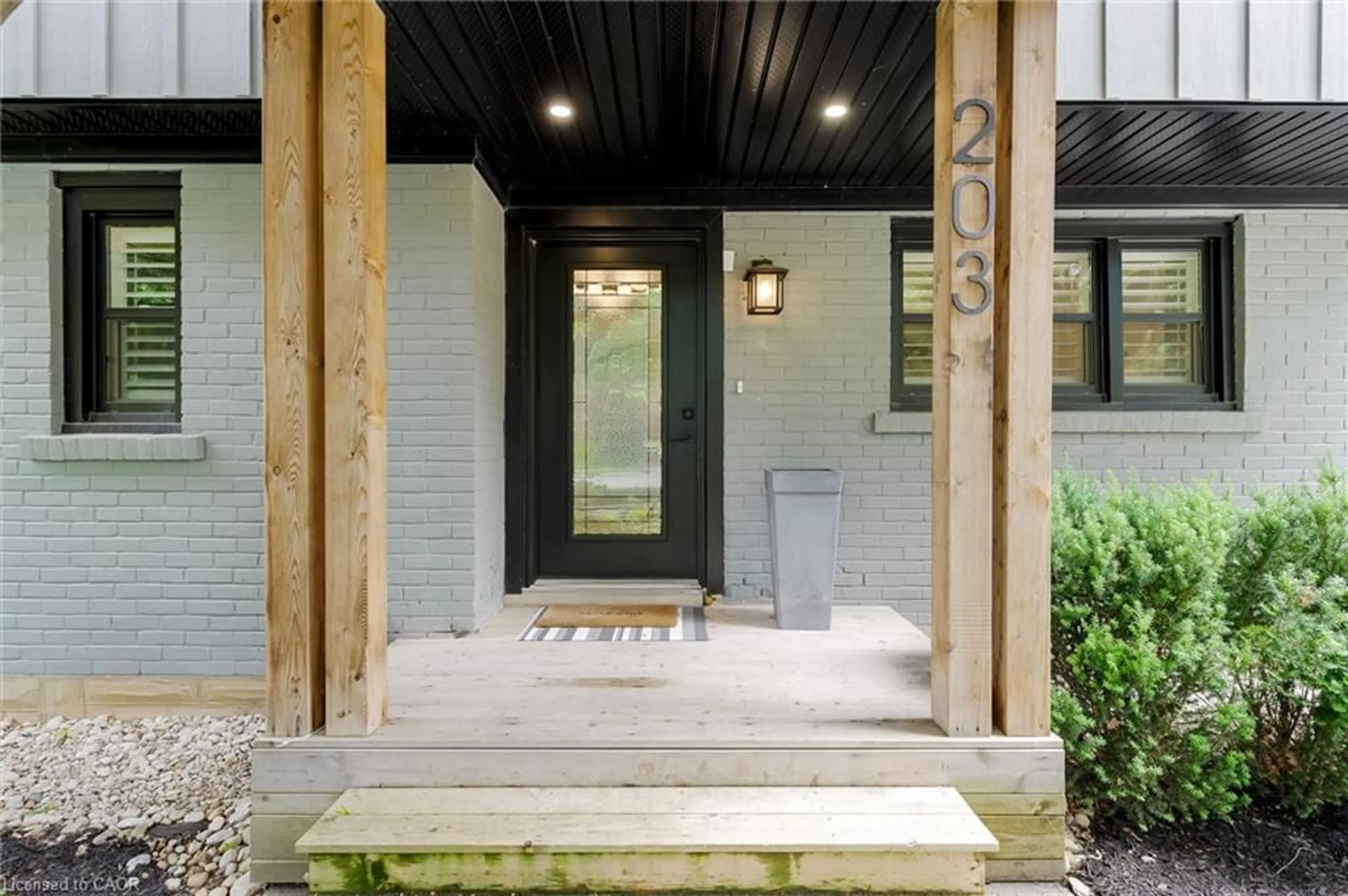 Indoor entryway for 203 Forsyth Dr, Waterloo Ontario N2L 1A1