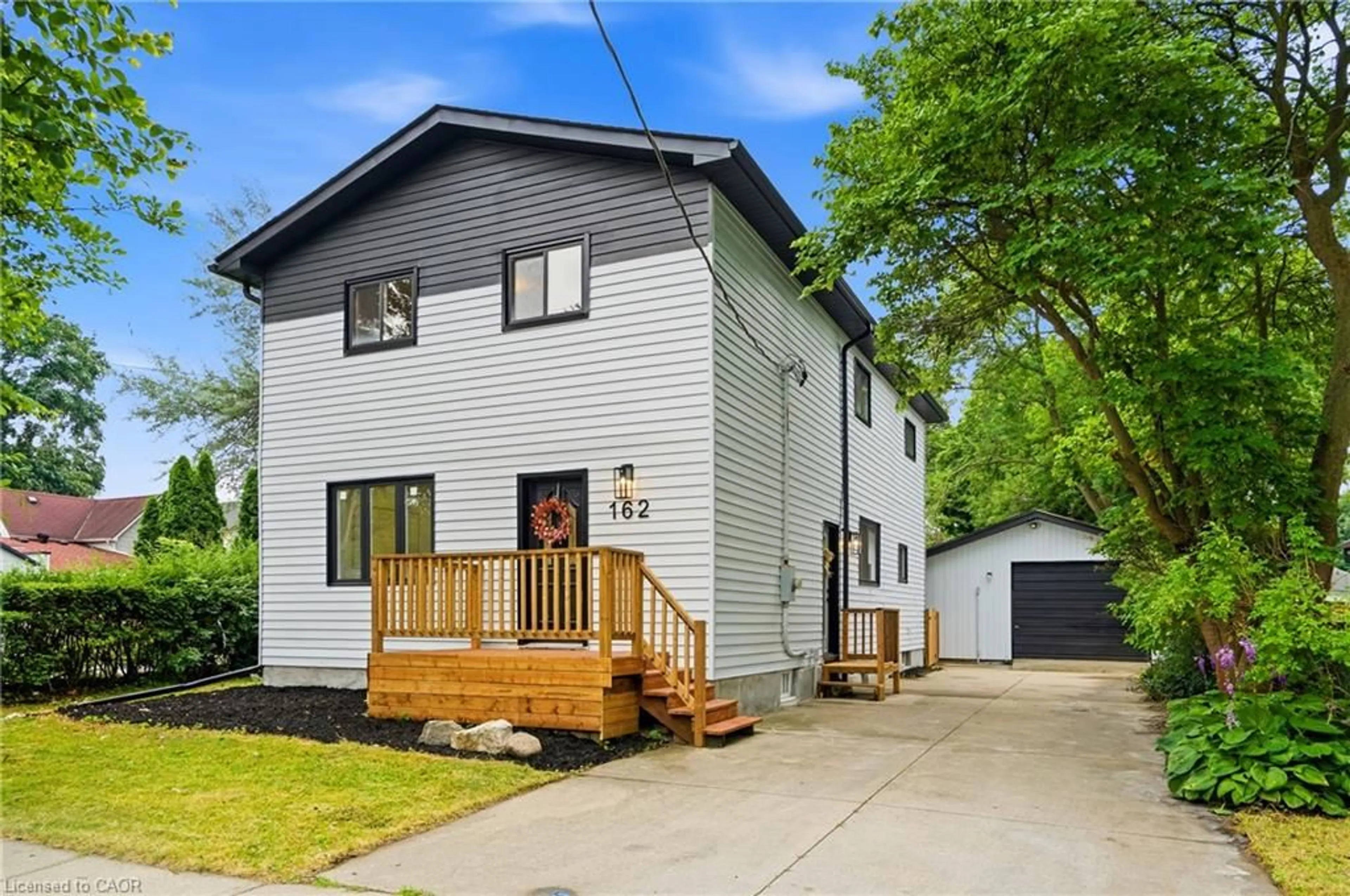 Home with vinyl exterior material, street for 162 Dufferin St, St. Catharines Ontario L2R 2A5