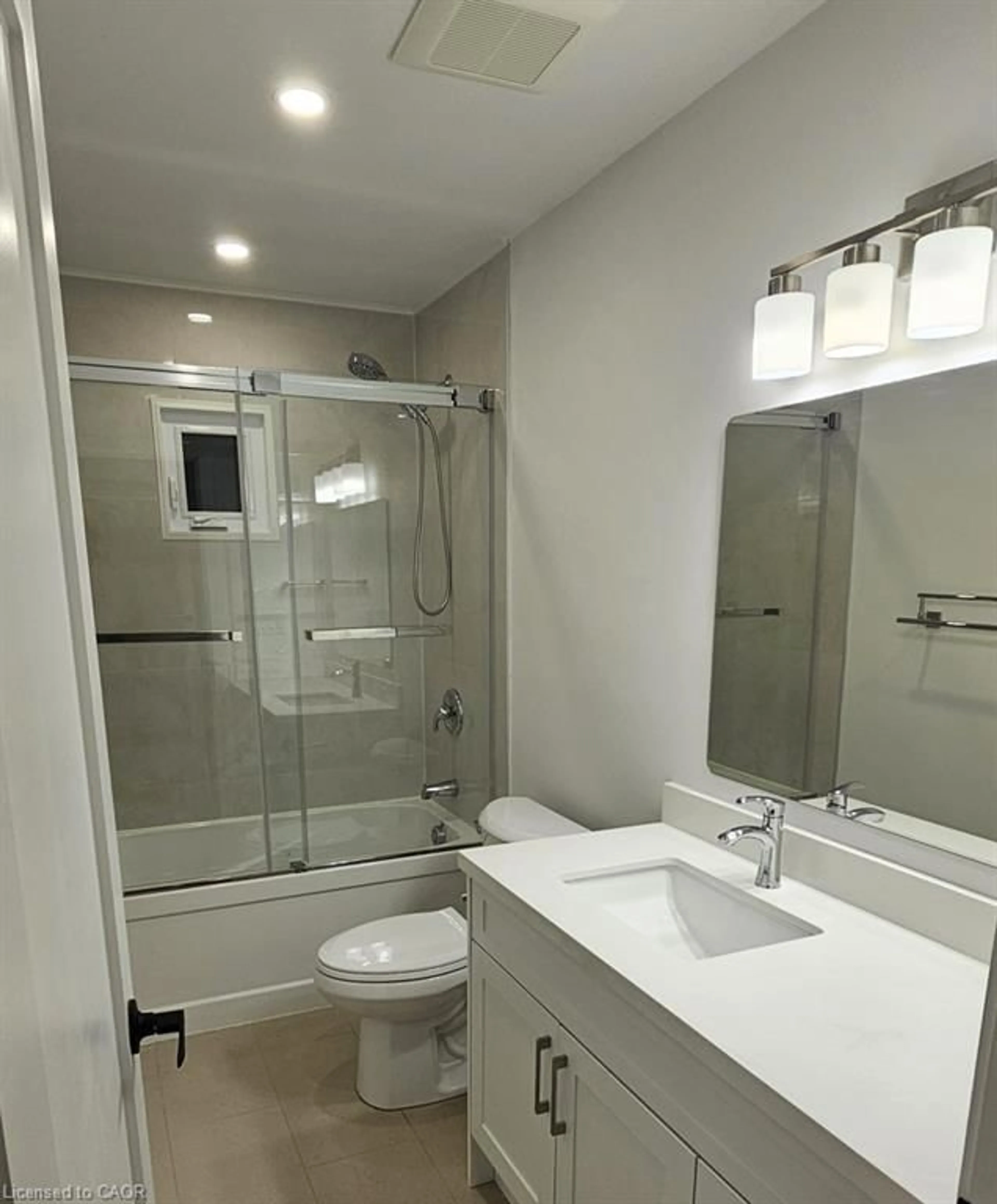 Standard bathroom, ceramic/tile floor for 87 Scott Rd, Cambridge Ontario N3C 2X6
