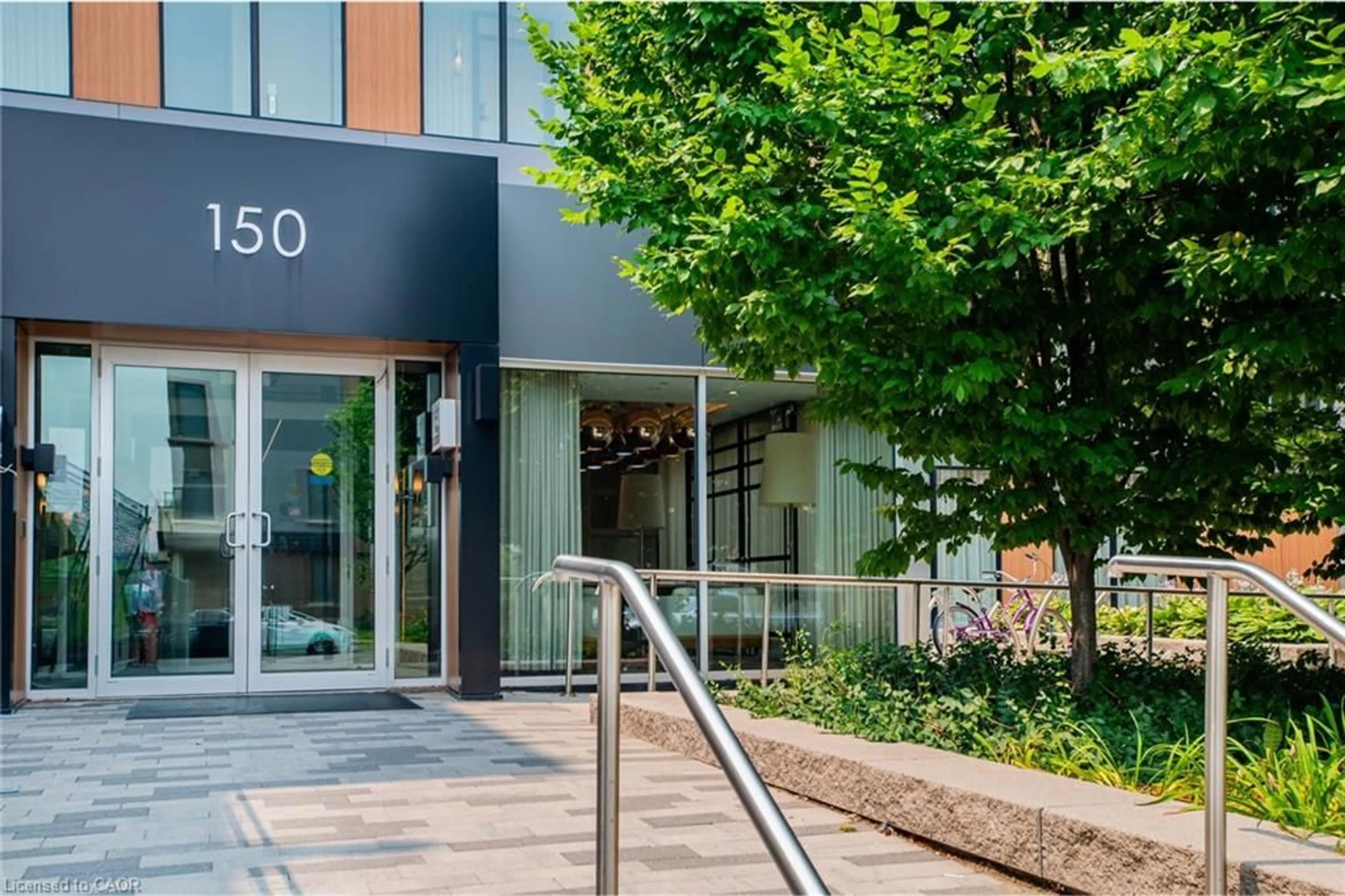 Indoor foyer for 150 Sabina Dr #304, Oakville Ontario L6H 0W6