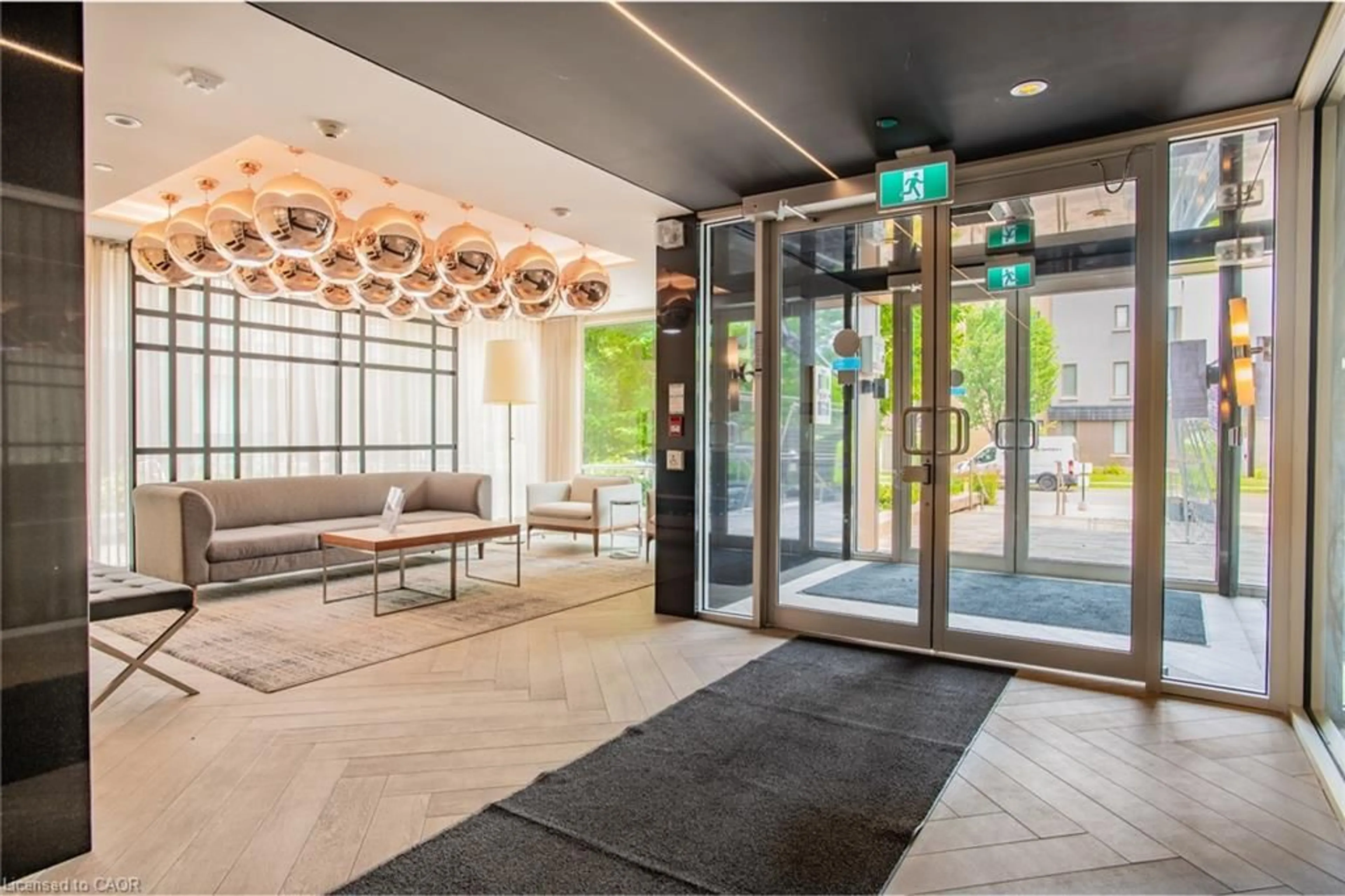 Indoor foyer for 150 Sabina Dr #304, Oakville Ontario L6H 0W6