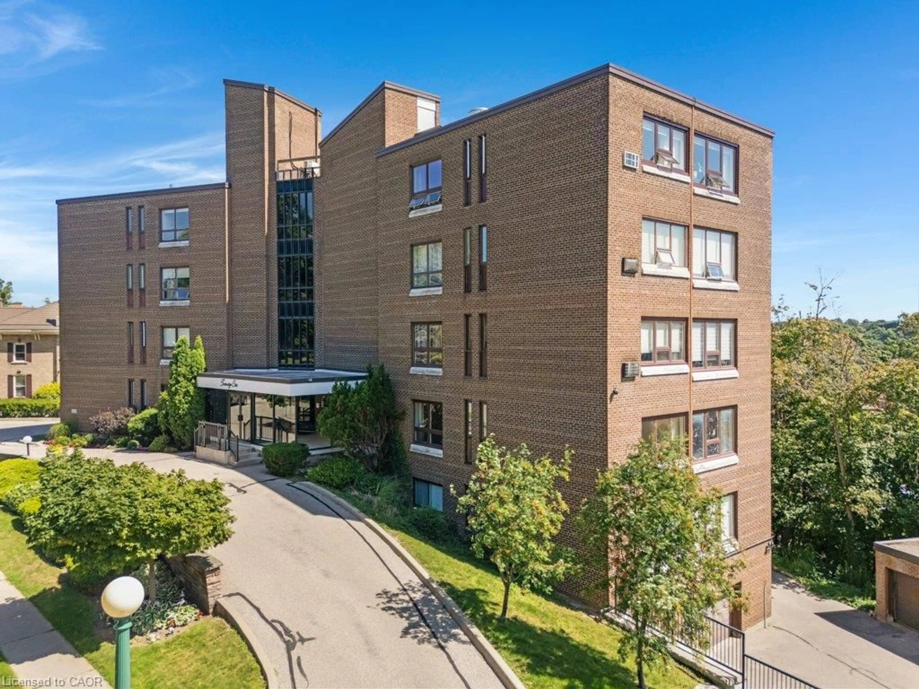 A pic from outside/outdoor area/front of a property/back of a property/a pic from drone, building for 26 Wentworth Ave #2 S, Cambridge Ontario N1S 1G6
