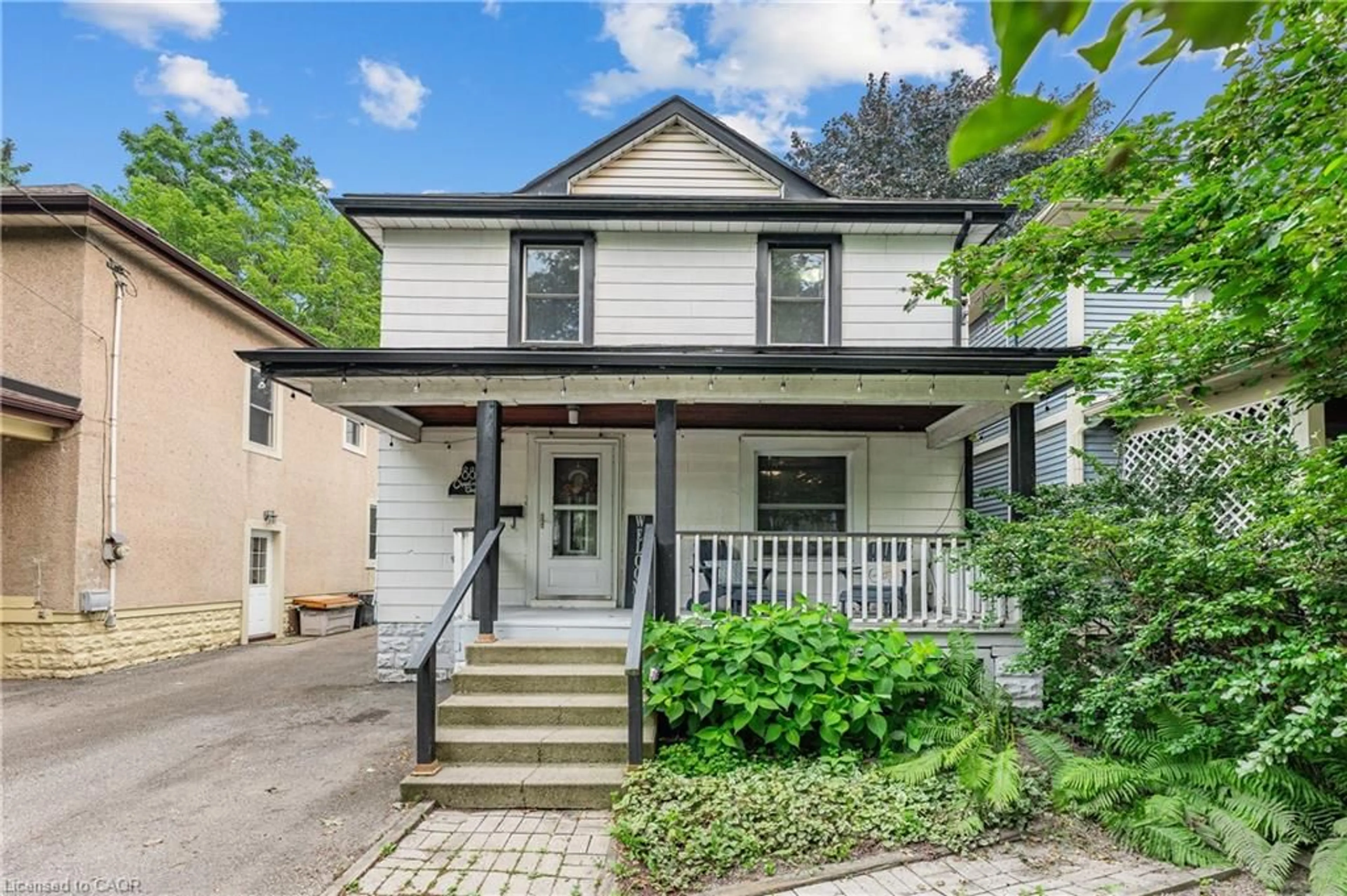 Home with vinyl exterior material, street for 88 Chaplin Ave, St. Catharines Ontario L2R 2E7