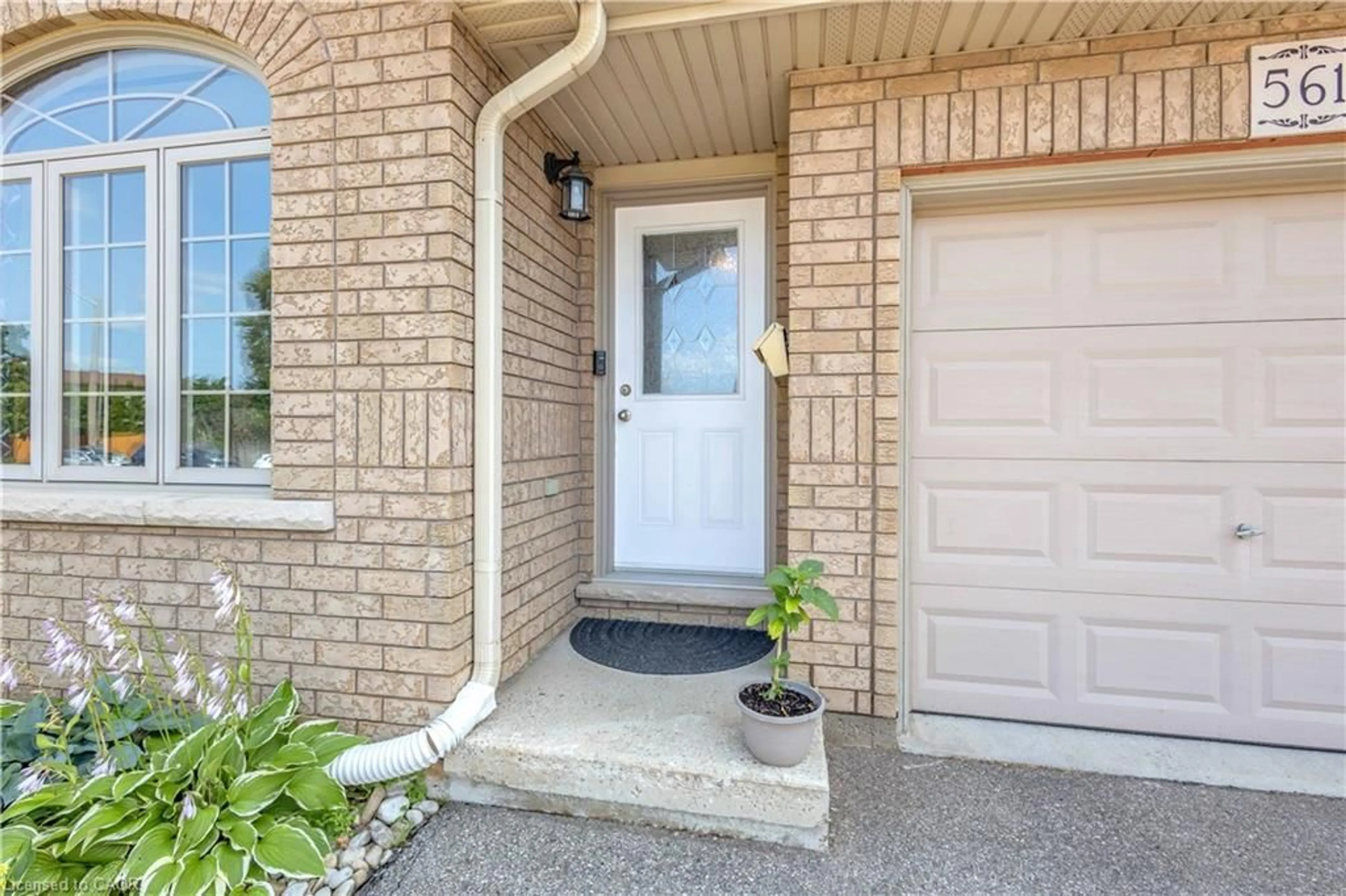 Indoor entryway for 561 Grey St, Brantford Ontario N3S 0C3