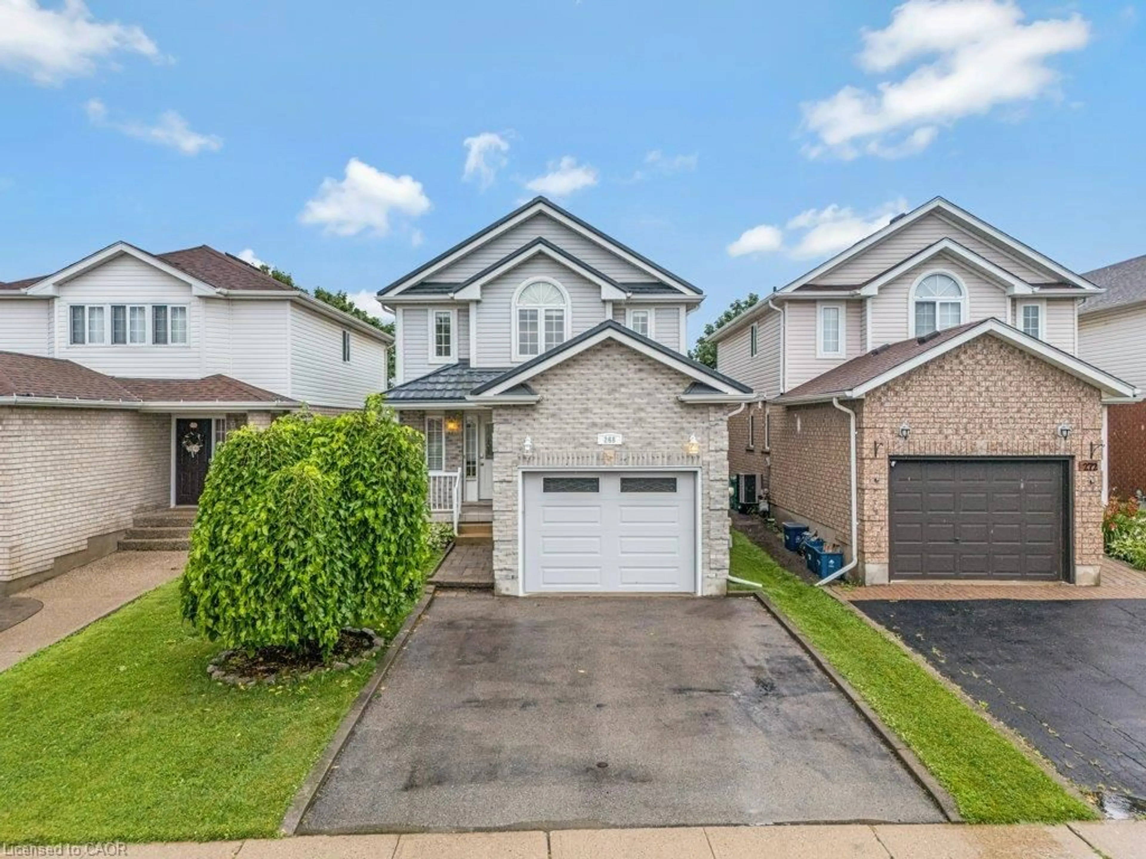A pic from outside/outdoor area/front of a property/back of a property/a pic from drone, street for 268 Gatehouse Dr, Cambridge Ontario N1P 1E6